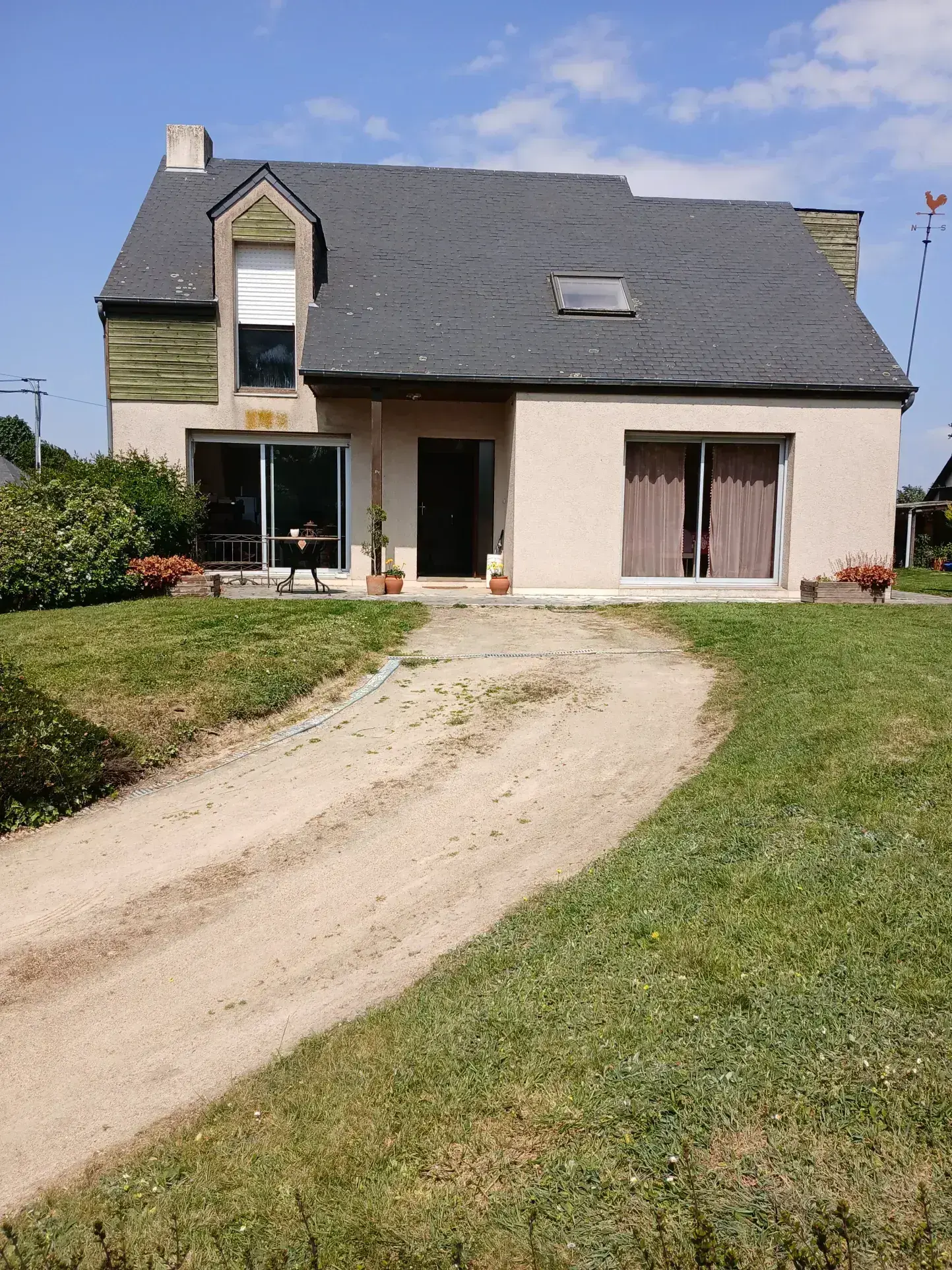 Maison T5 à Chevaigne avec terrain arboré et potentiel d’aménagement