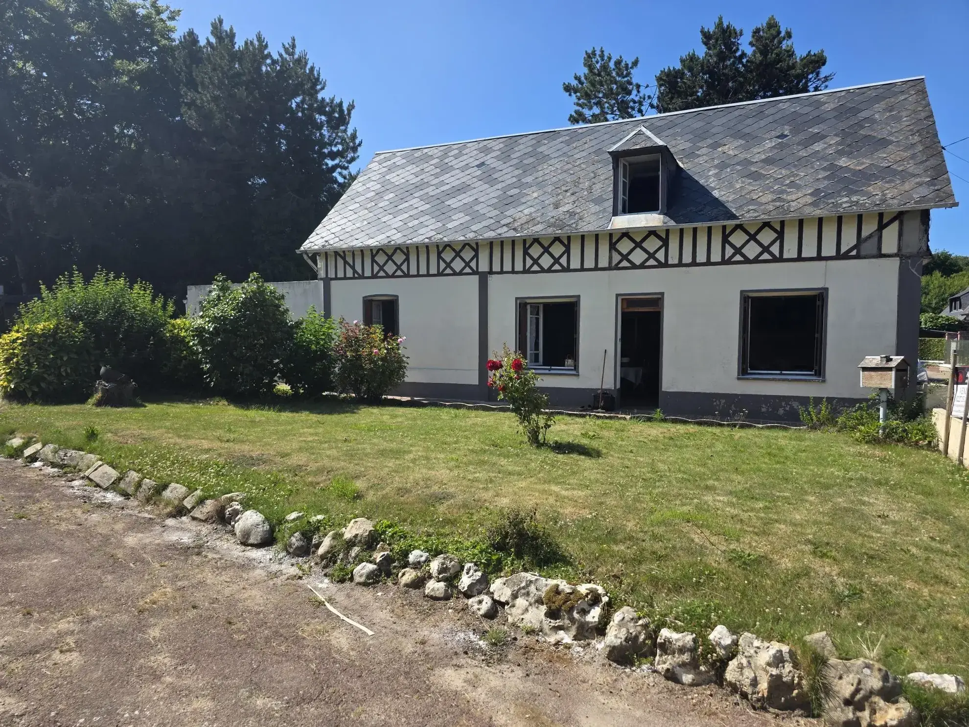 Maison à rénover avec garage et grand terrain à Sassetot-Le-Mauconduit en Normandie