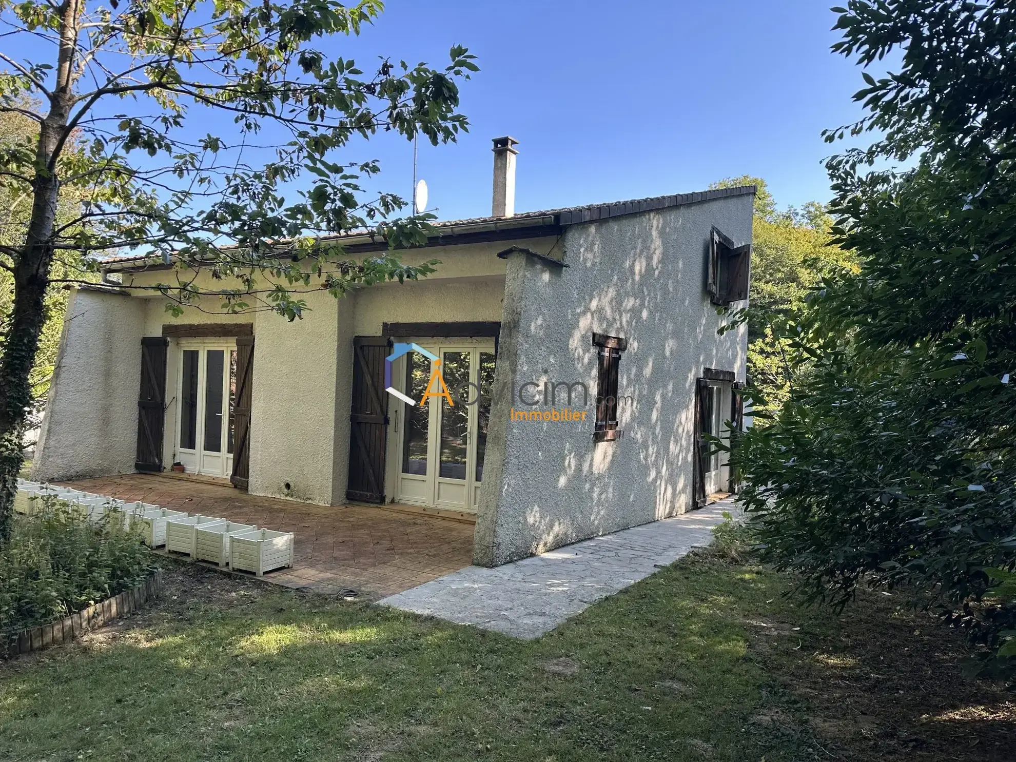 Maison à vendre à Chuelles avec 4 chambres, grand terrain boisé et environnement naturel 