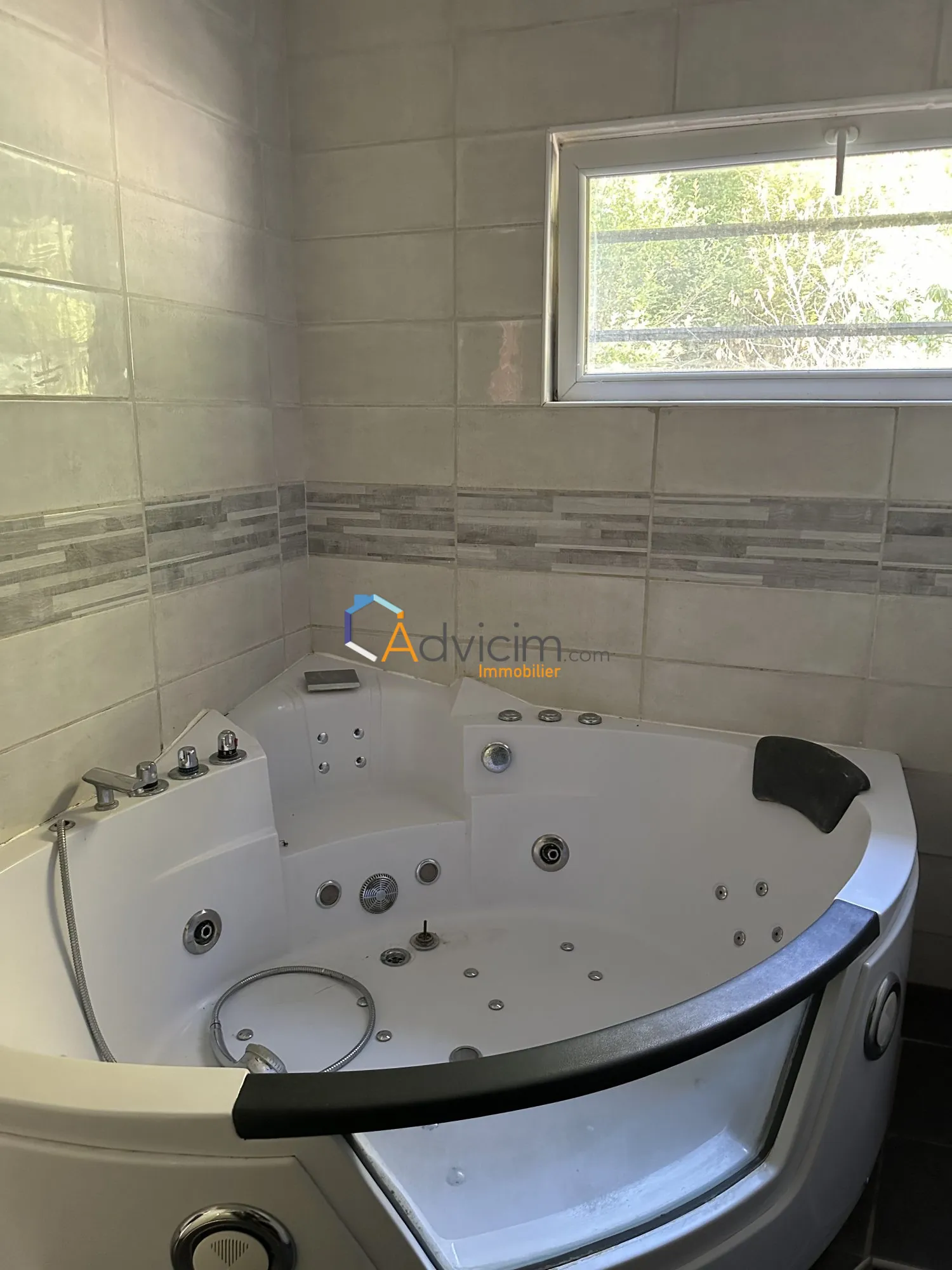 Maison à vendre à Chuelles avec 4 chambres, grand terrain boisé et environnement naturel 