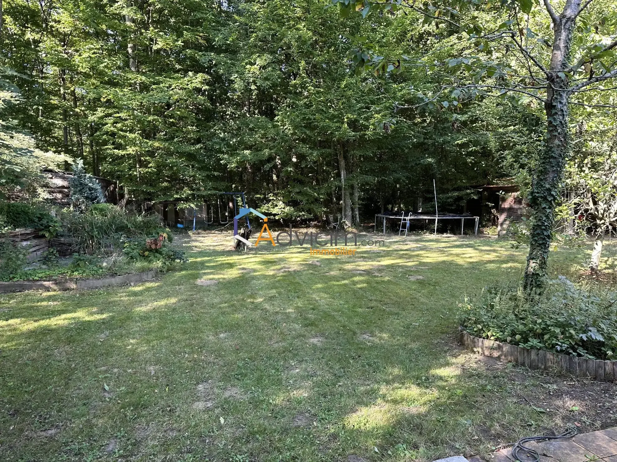 Maison à vendre à Chuelles avec 4 chambres, grand terrain boisé et environnement naturel 