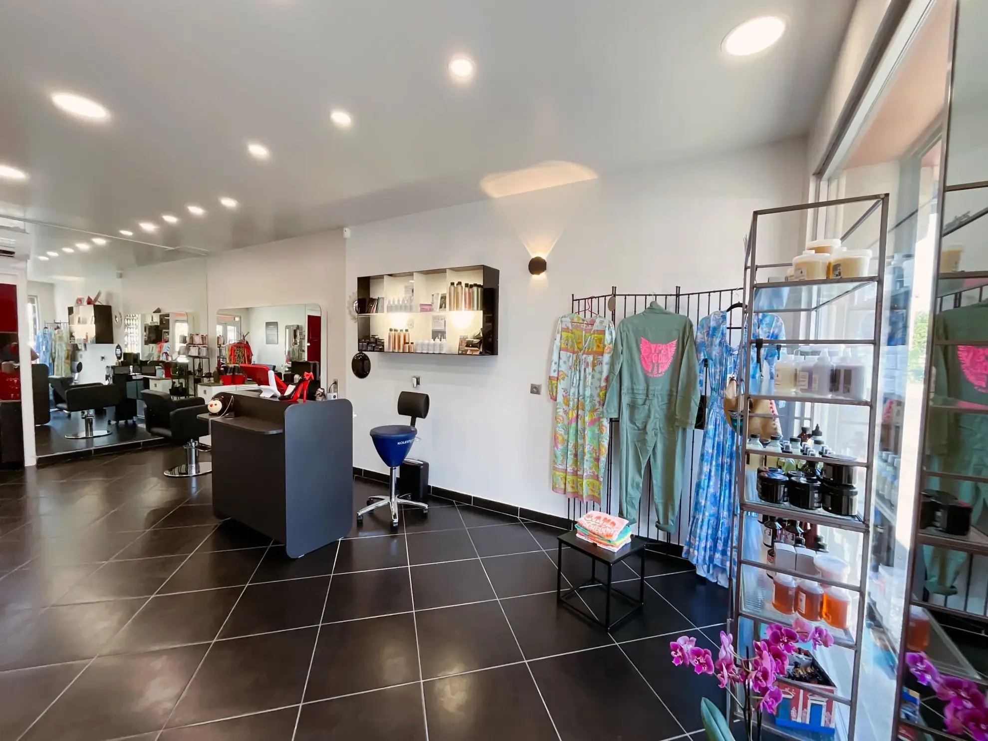 Fonds de commerce de salon de coiffure à vendre à Saint-Victoret, prêt à l'emploi 