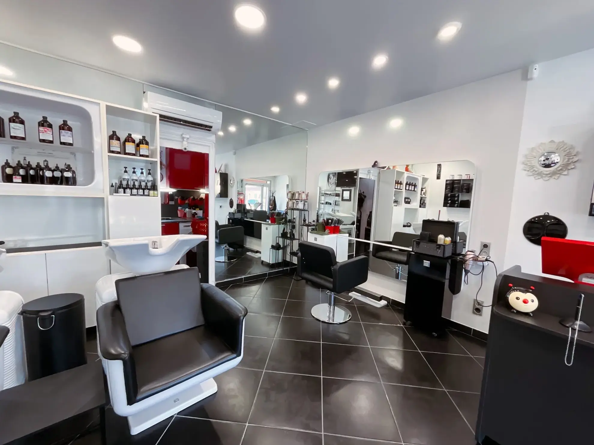 Fonds de commerce de salon de coiffure à vendre à Saint-Victoret, prêt à l'emploi