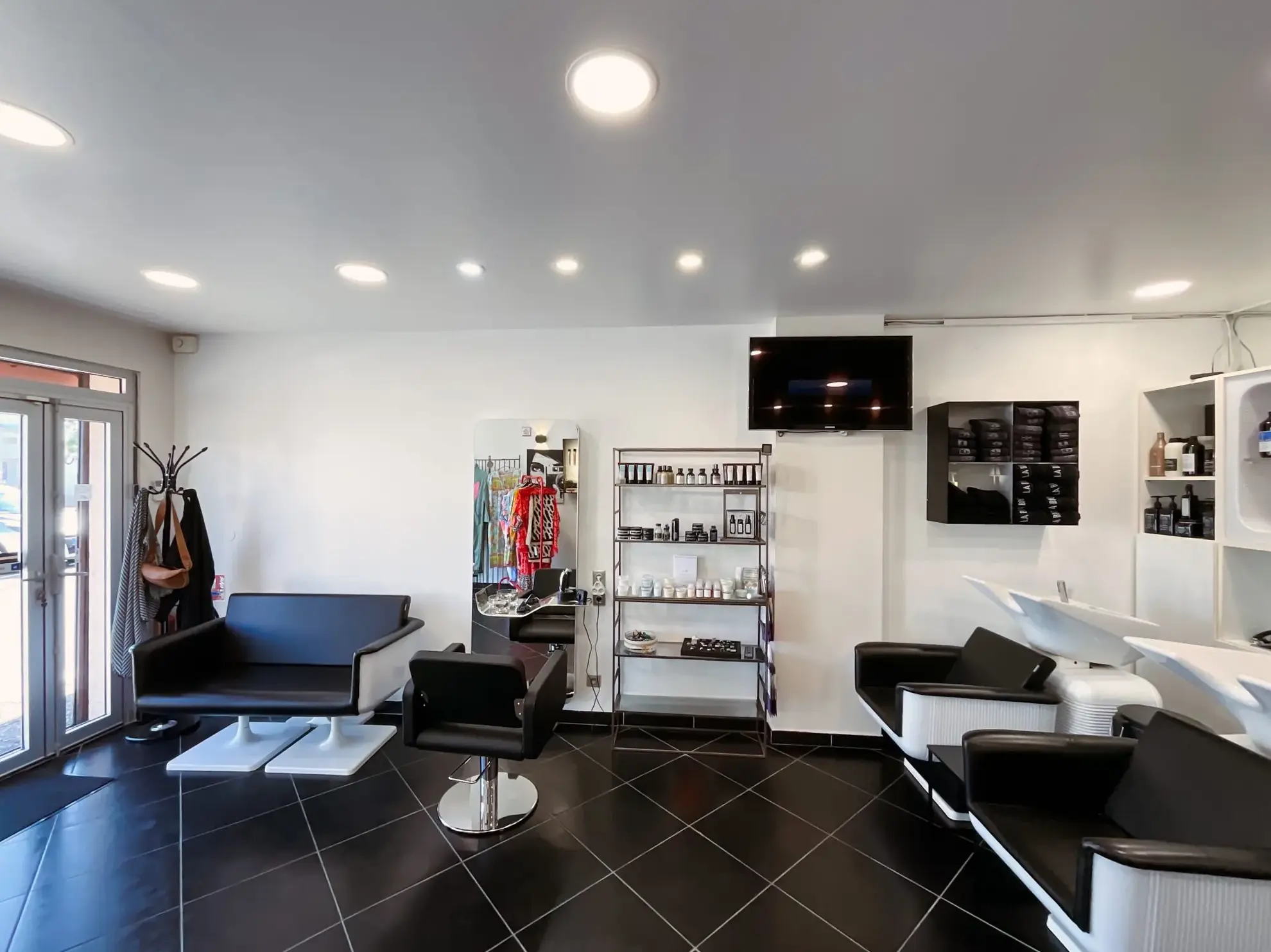 Fonds de commerce de salon de coiffure à vendre à Saint-Victoret, prêt à l'emploi 