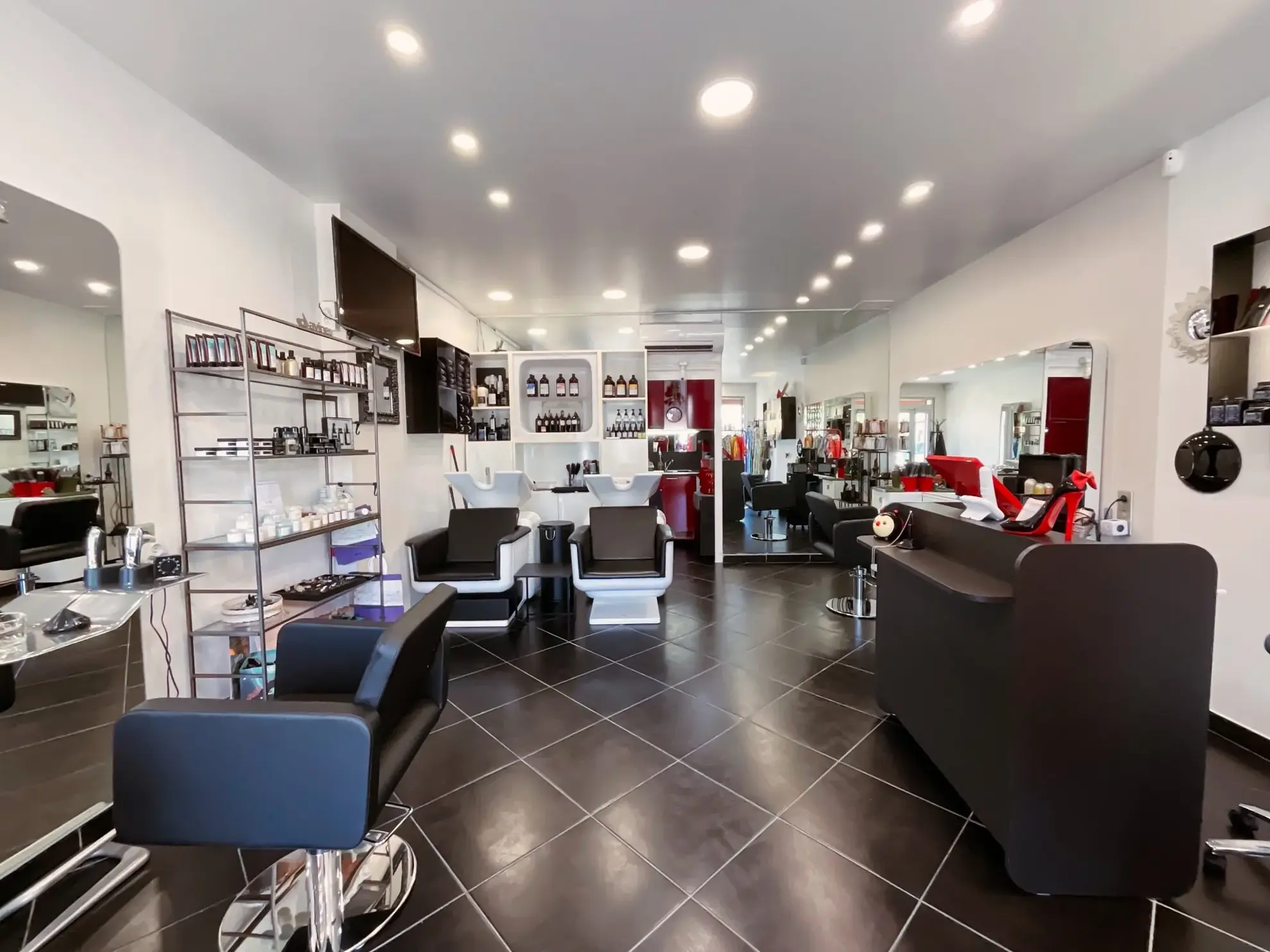 Fonds de commerce de salon de coiffure à vendre à Saint-Victoret, prêt à l'emploi 
