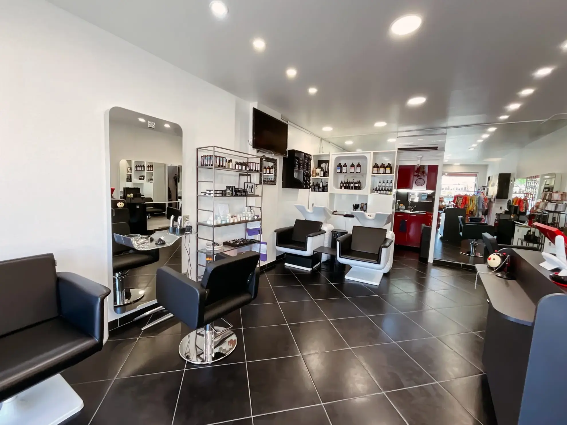 Fonds de commerce de salon de coiffure à vendre à Saint-Victoret, prêt à l'emploi 