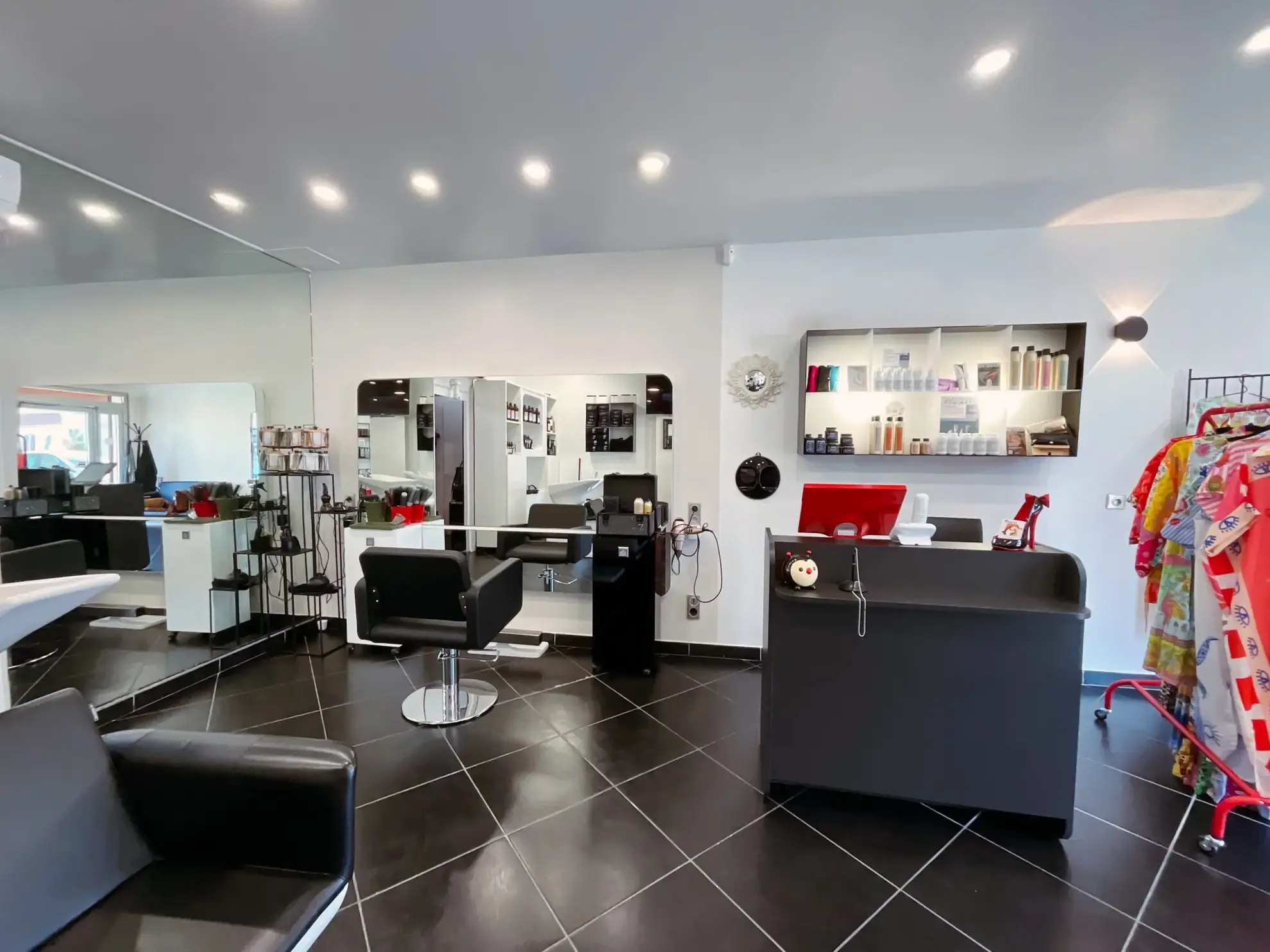 Fonds de commerce de salon de coiffure à vendre à Saint-Victoret, prêt à l'emploi 
