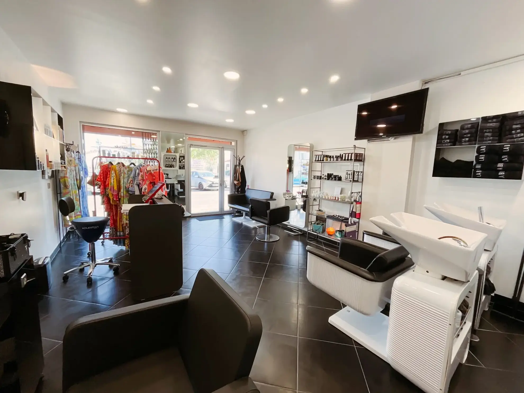 Fonds de commerce de salon de coiffure à vendre à Saint-Victoret, prêt à l'emploi 
