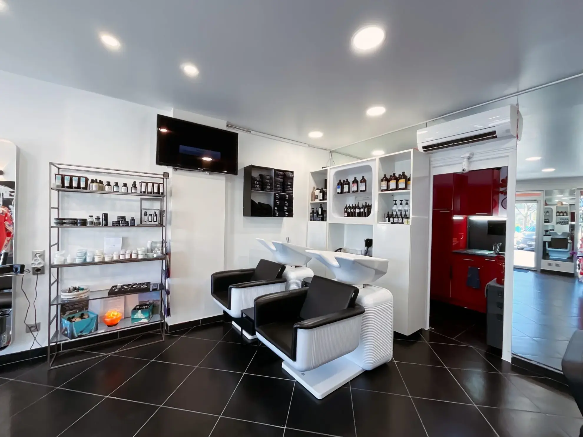 Fonds de commerce de salon de coiffure à vendre à Saint-Victoret, prêt à l'emploi 