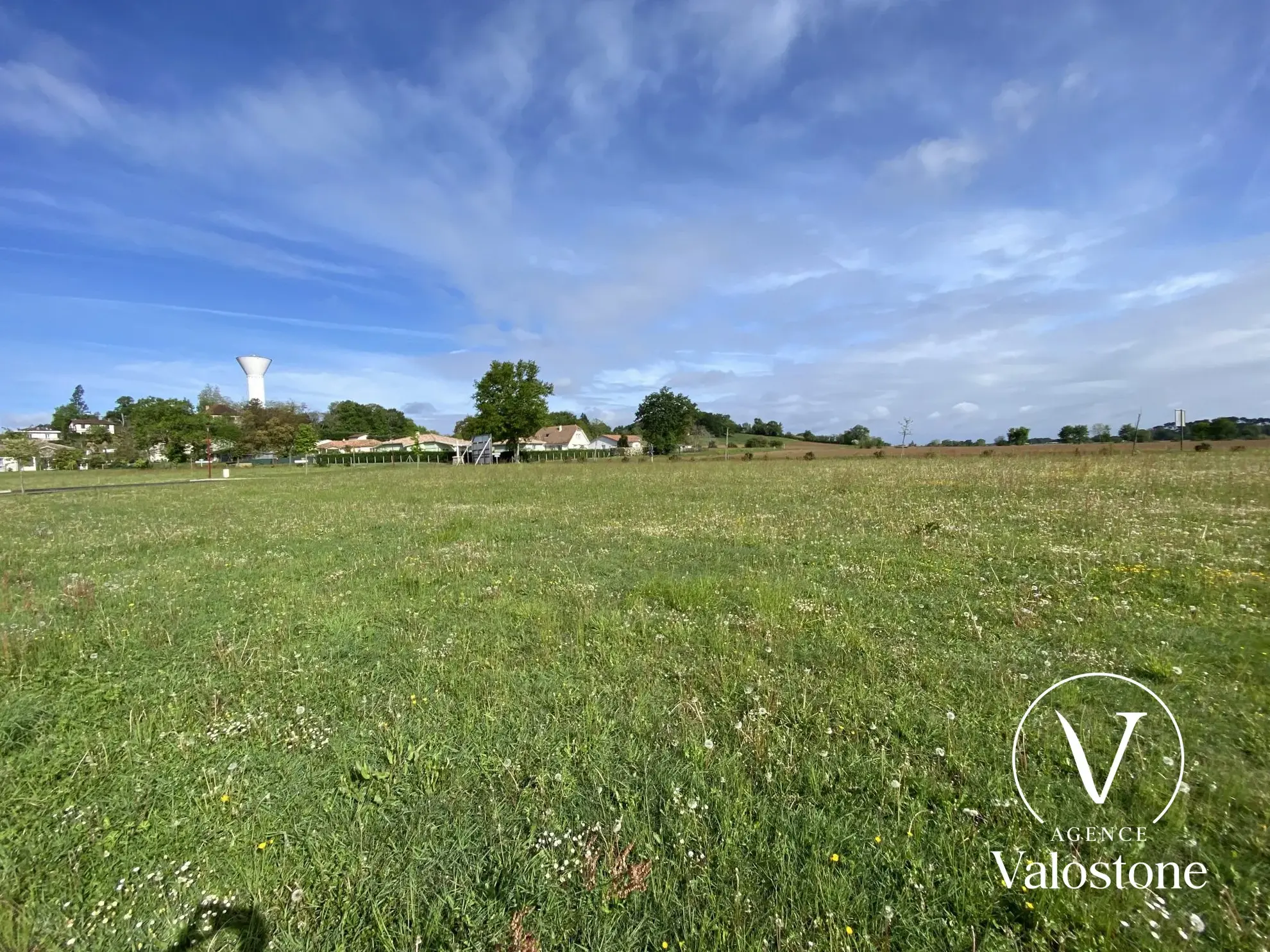 Terrain constructible de 908 m² à Miramont-Sensacq avec accès facile 