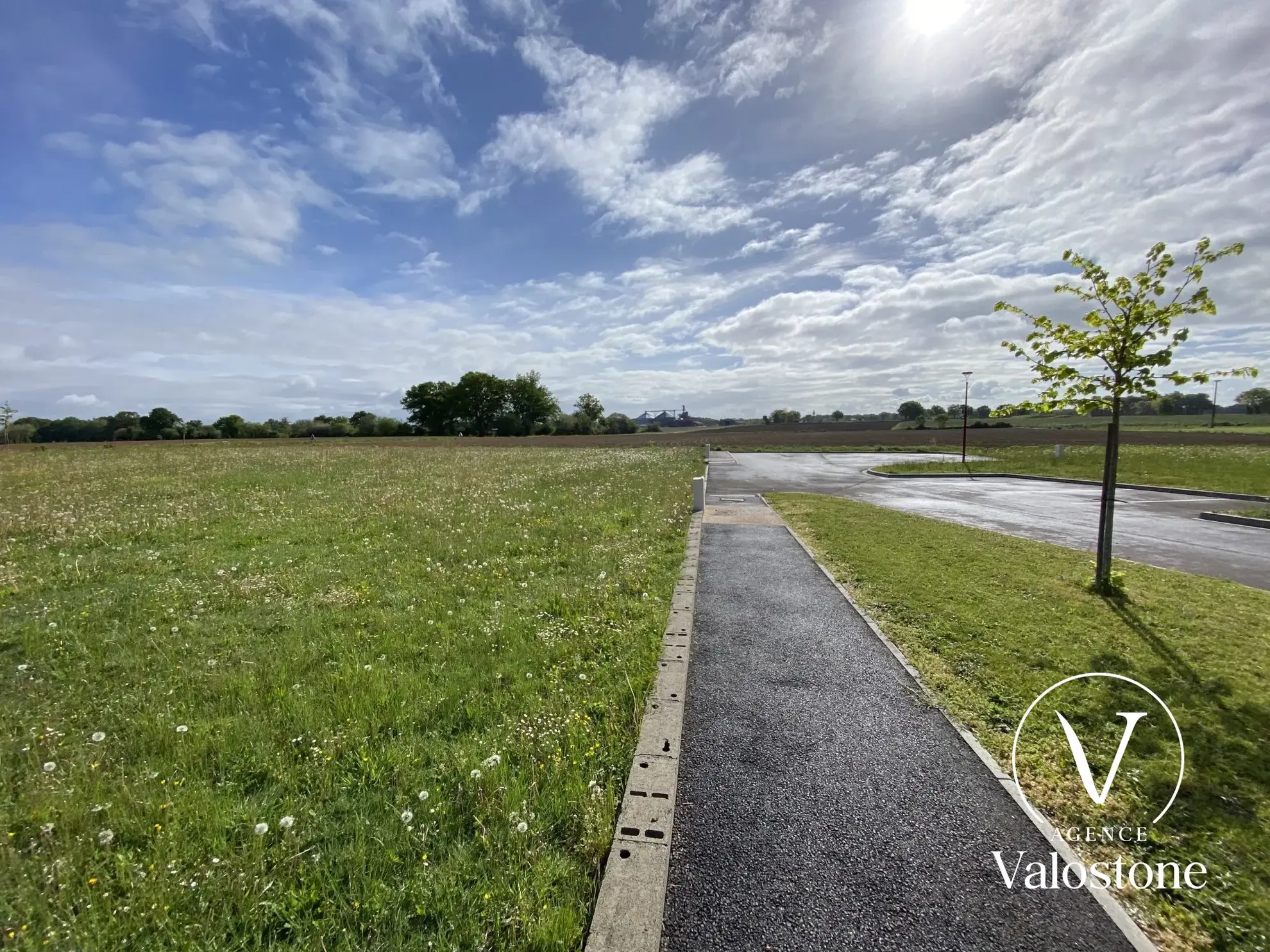 Terrain constructible de 908 m² à Miramont-Sensacq avec accès facile 