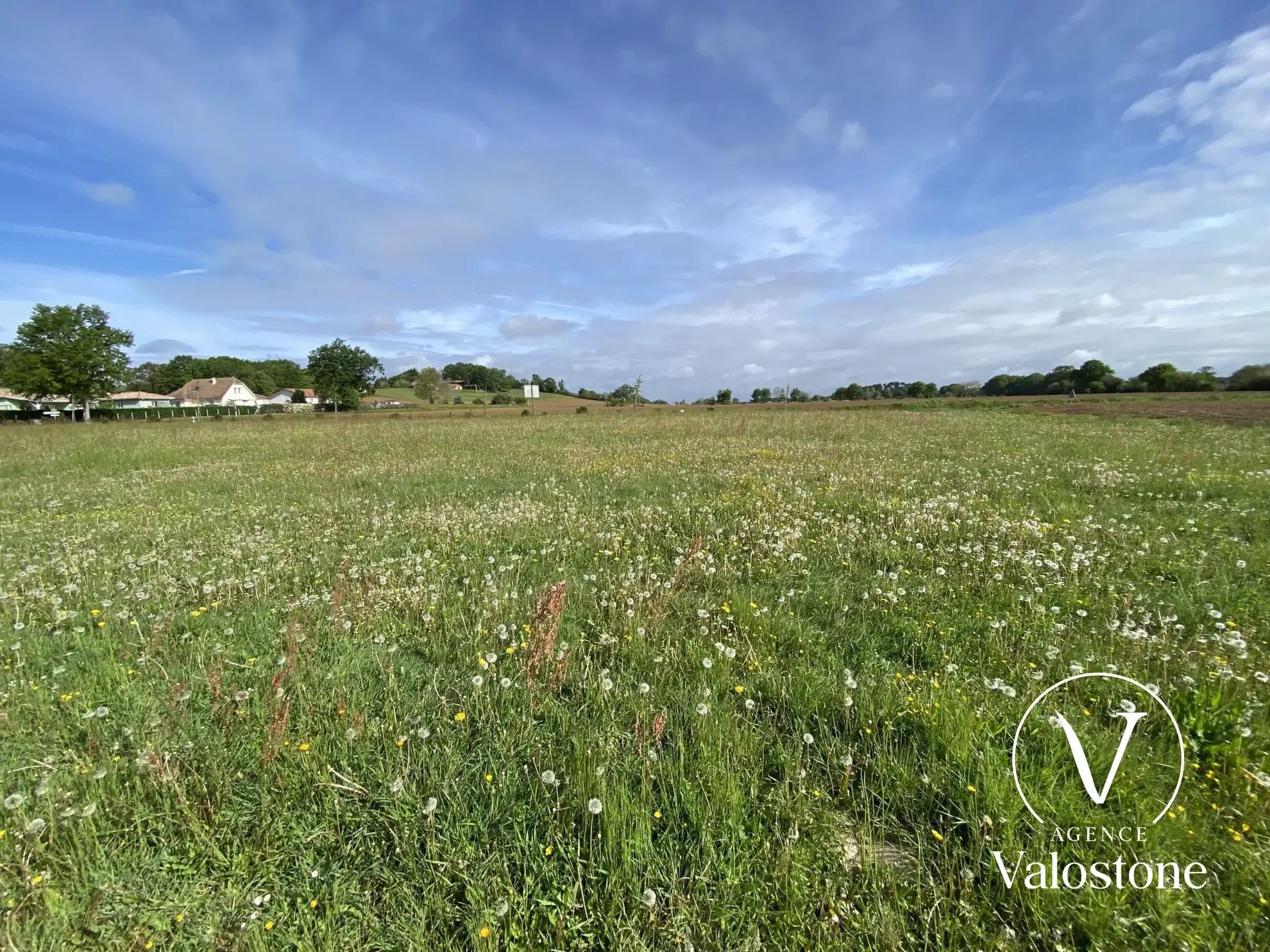 Terrain constructible de 908 m² à Miramont-Sensacq avec accès facile 