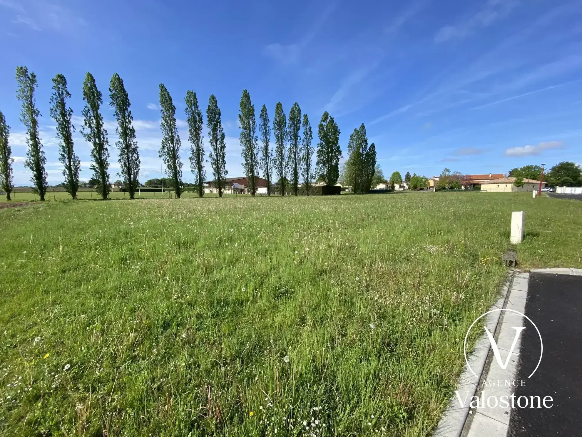 Terrain constructible de 908 m² à Miramont-Sensacq avec accès facile 