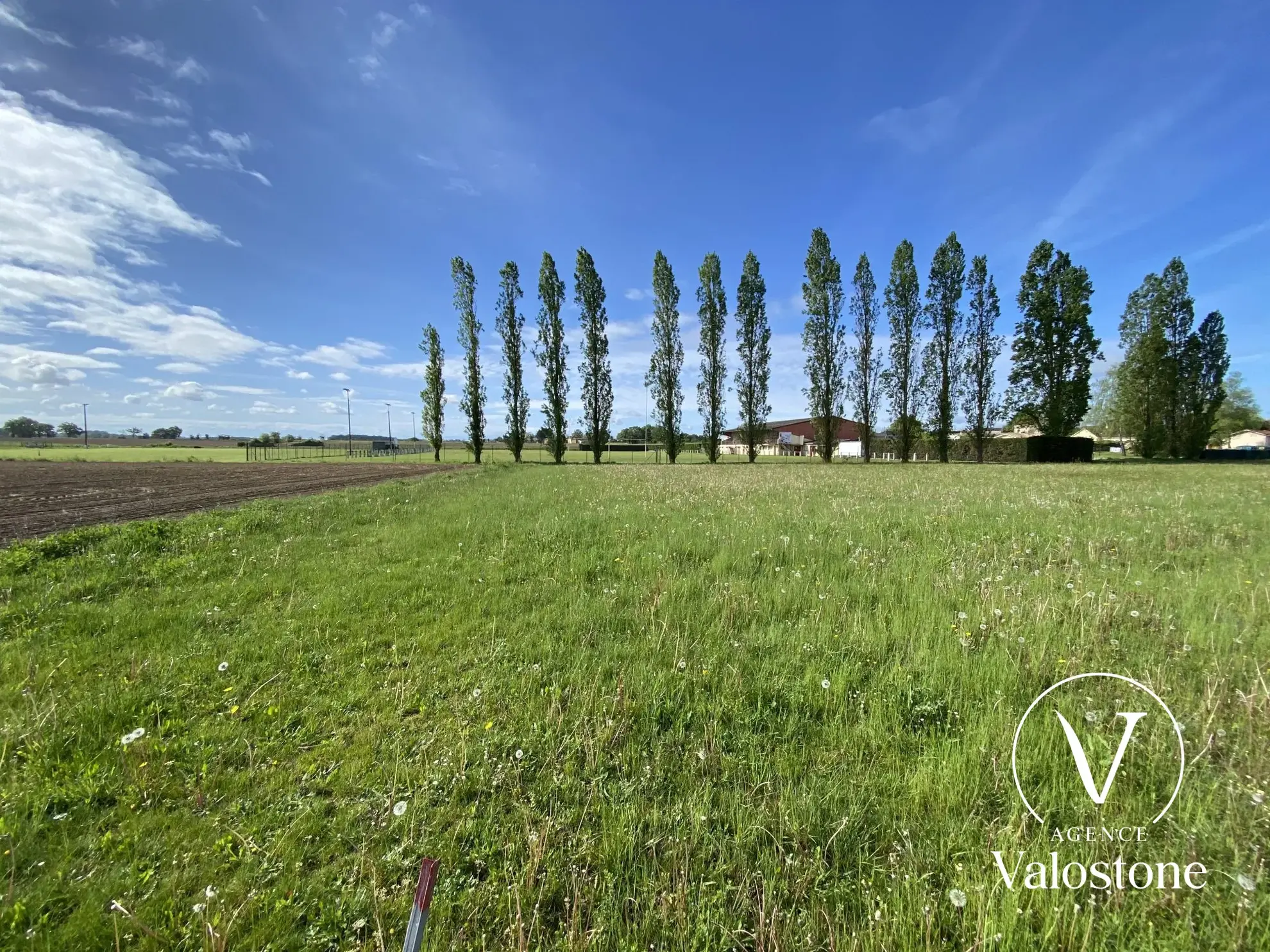Terrain constructible de 908 m² à Miramont-Sensacq avec accès facile 
