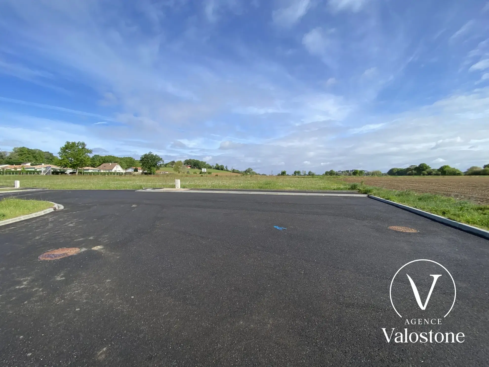 Terrain constructible de 908 m² à Miramont-Sensacq avec accès facile 