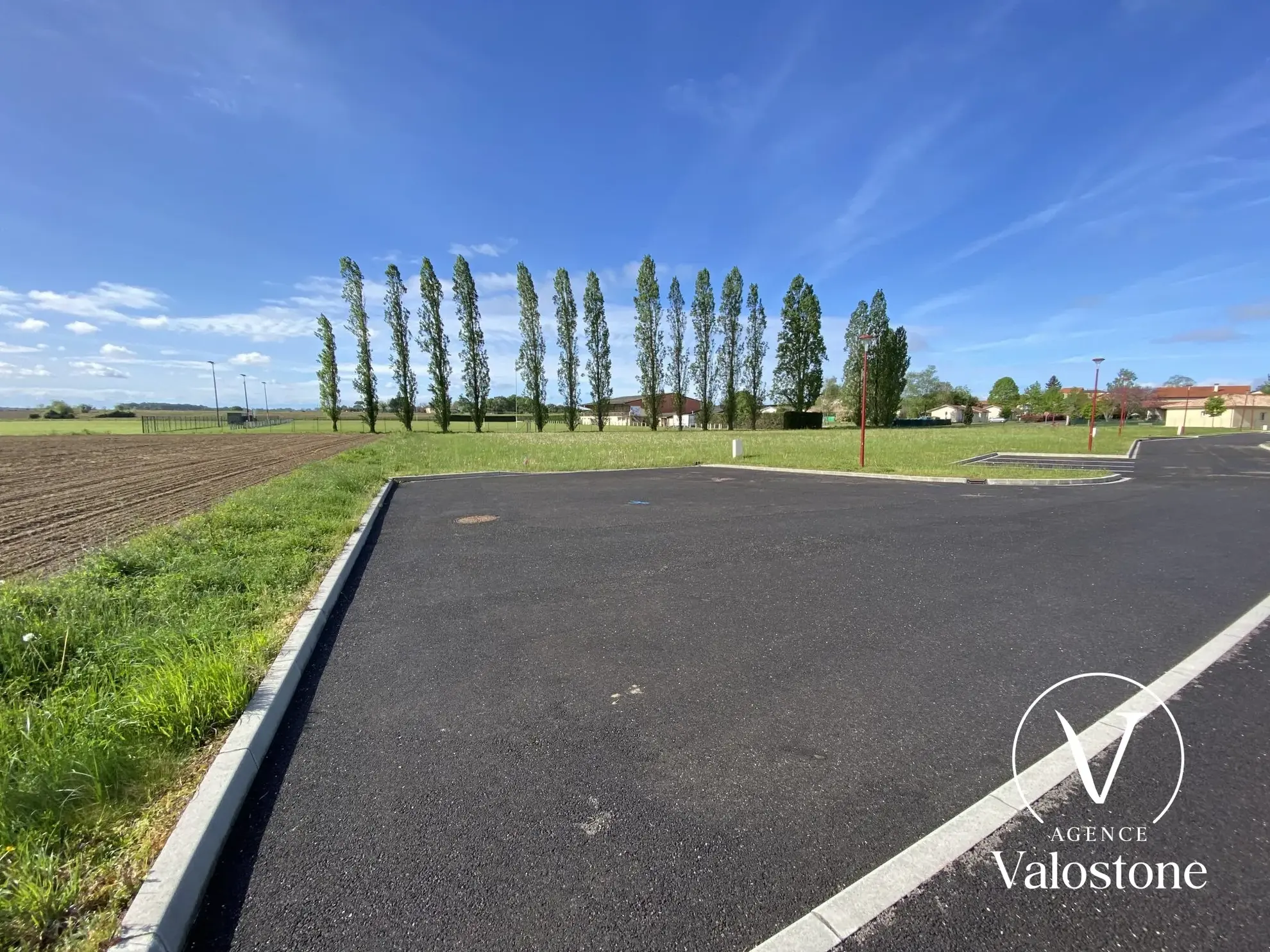 Terrain constructible de 908 m² à Miramont-Sensacq avec accès facile 