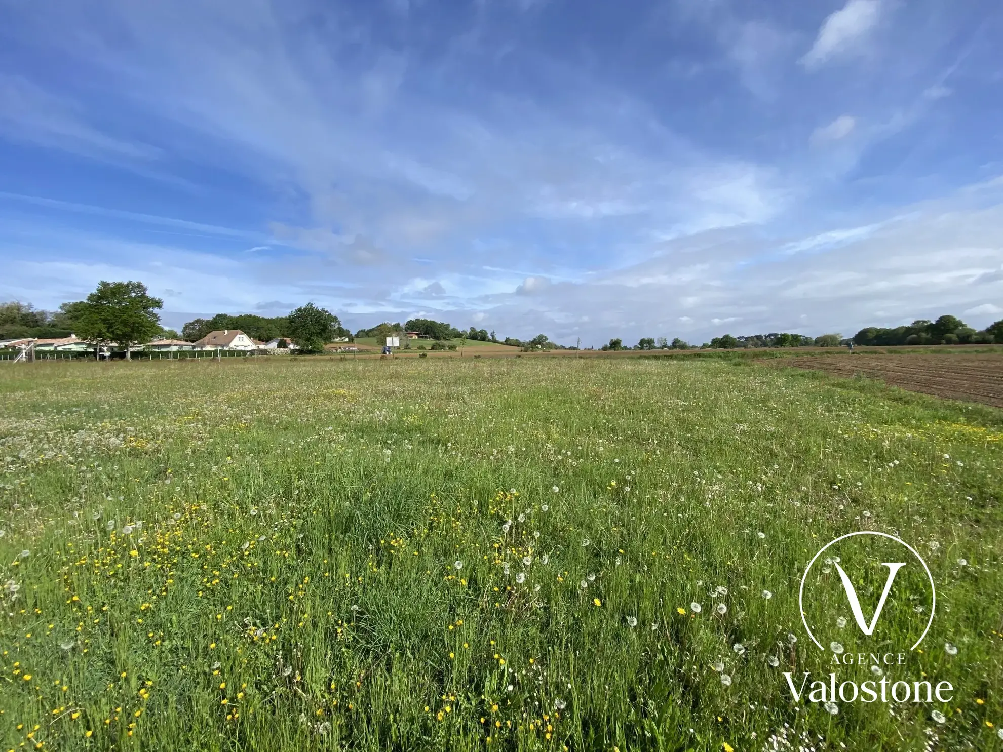 Terrain constructible de 908 m² à Miramont-Sensacq avec accès facile 