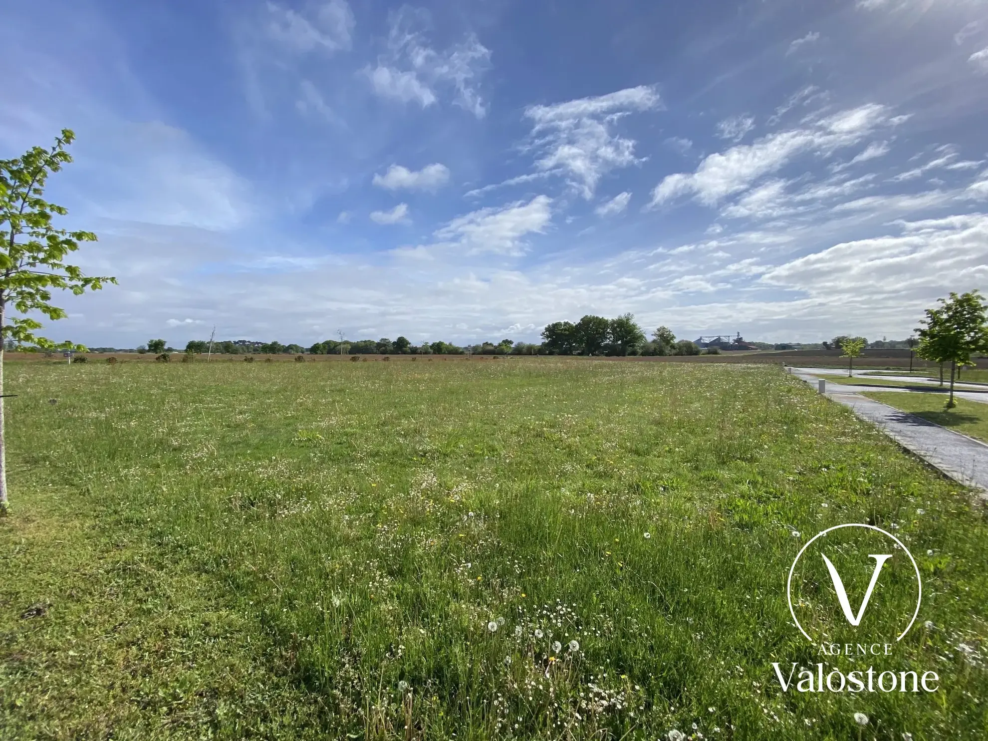 Terrain constructible de 908 m² à Miramont-Sensacq avec accès facile 