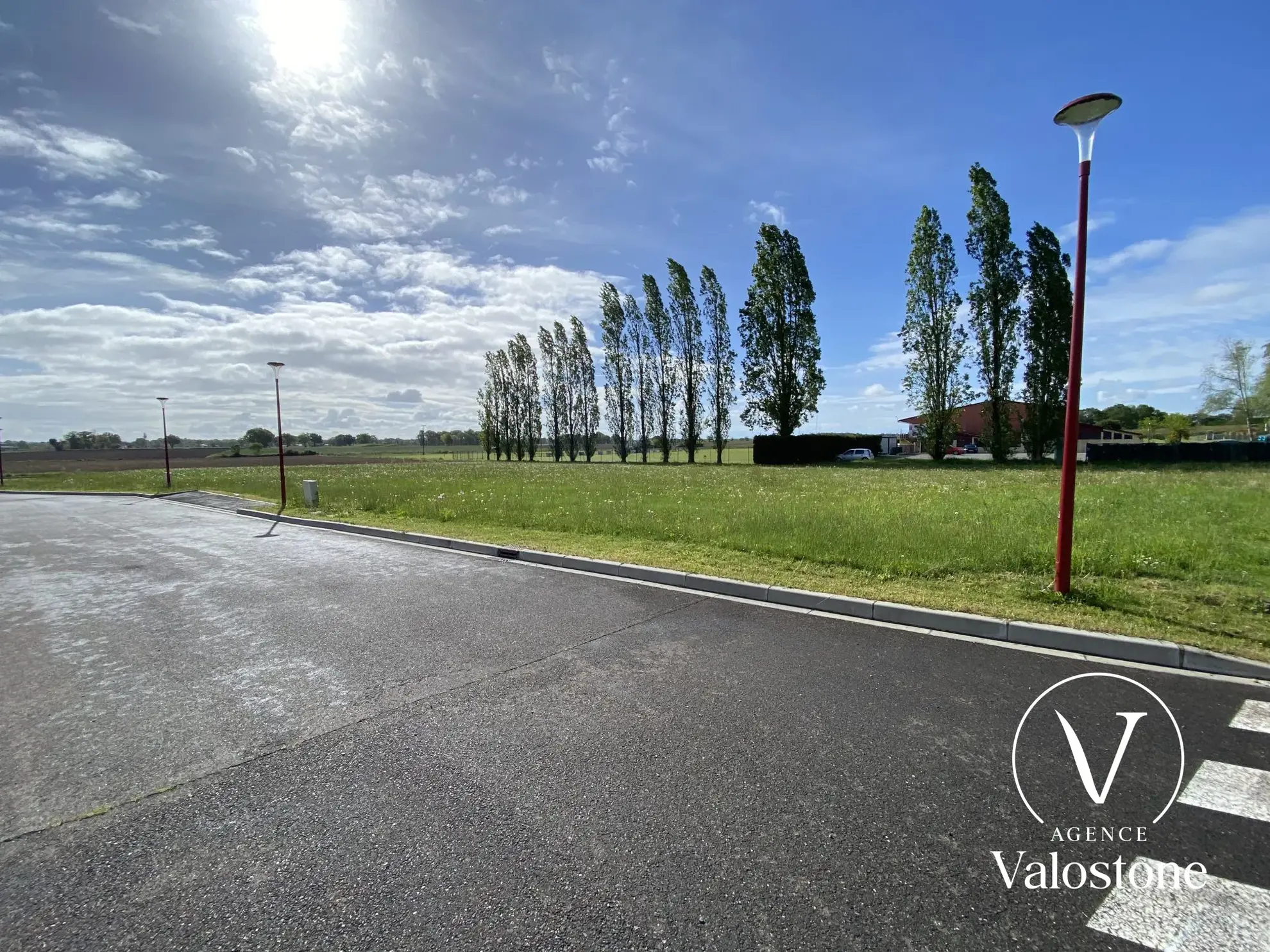 Terrain constructible de 908 m² à Miramont-Sensacq avec accès facile 