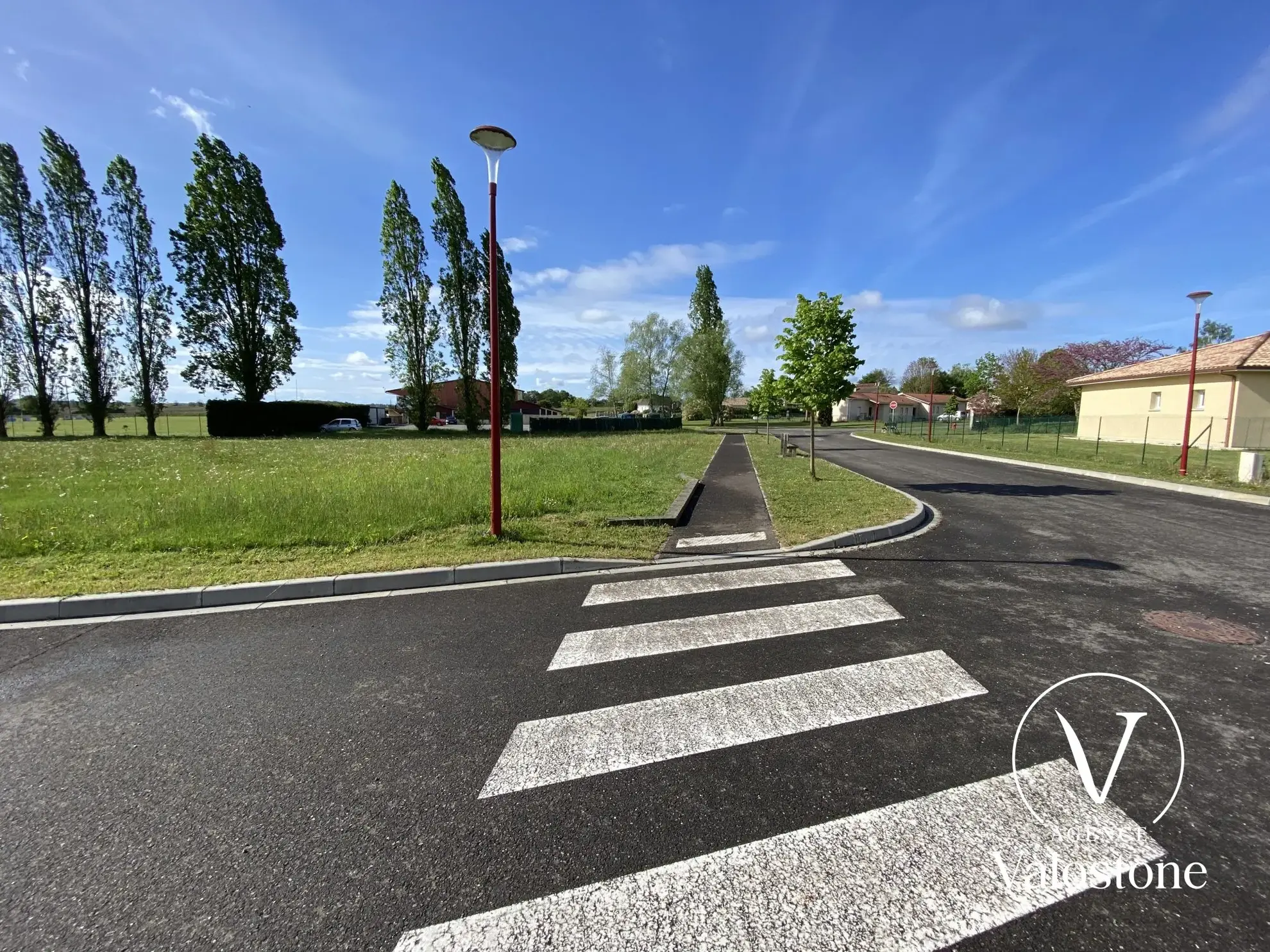 Terrain constructible de 908 m² à Miramont-Sensacq avec accès facile 