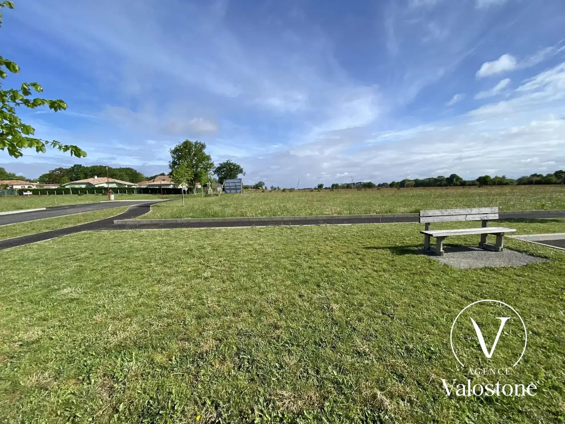 Terrain constructible de 908 m² à Miramont-Sensacq avec accès facile