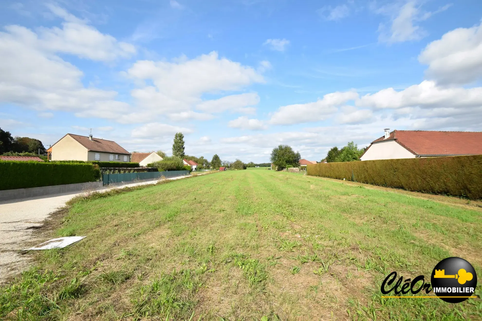 Terrain constructible de 715 m² à Pagny-le-Château proche commodités