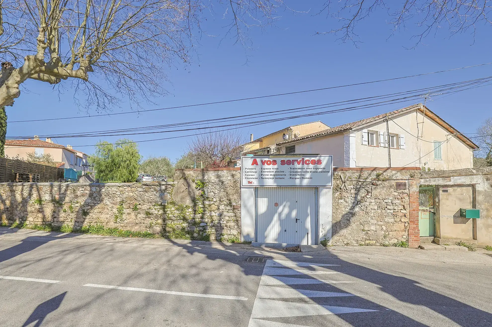 Terrain constructible de 545 m² avec remise et garage à Carnoules 