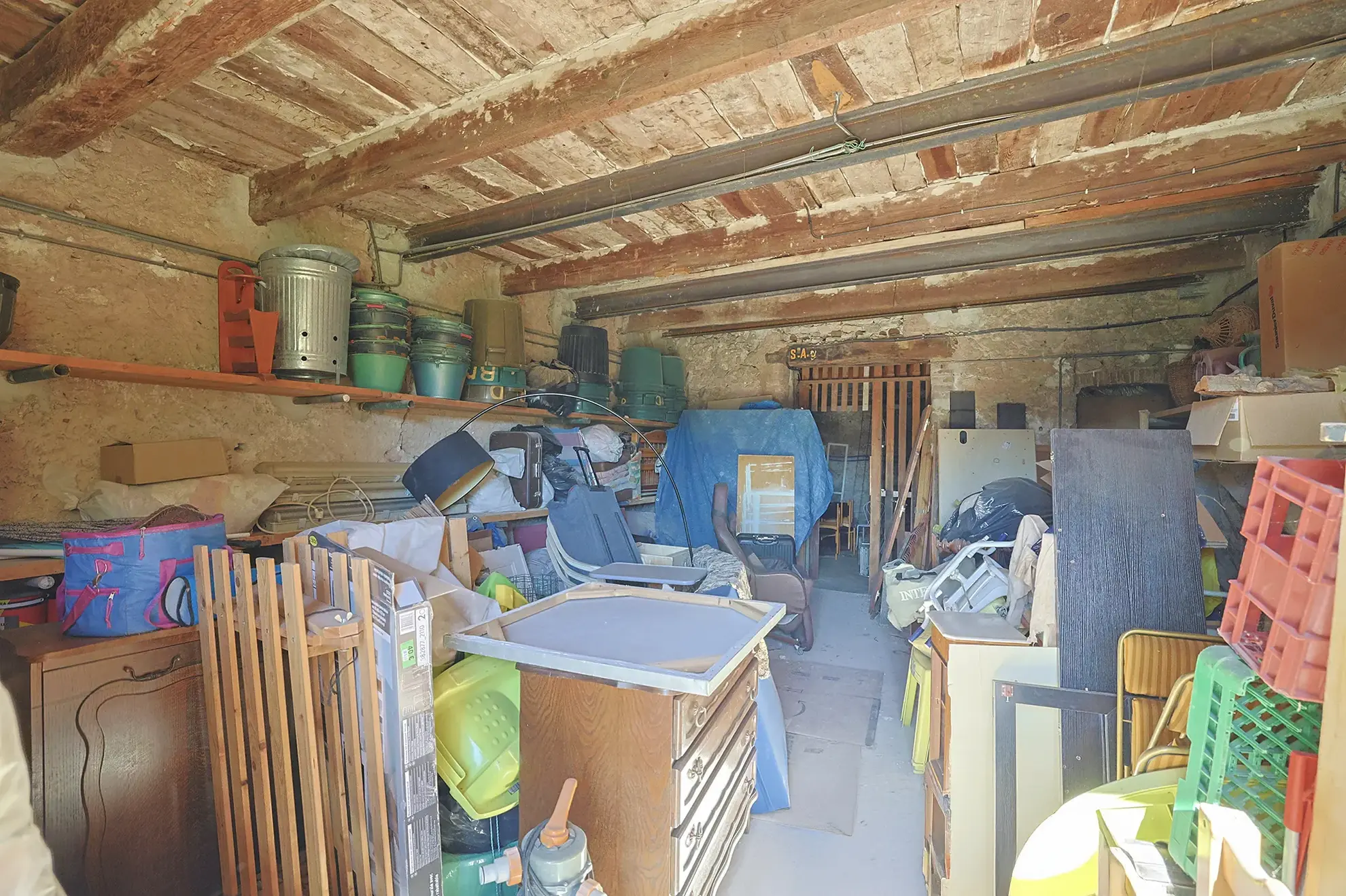 Terrain constructible de 545 m² avec remise et garage à Carnoules 