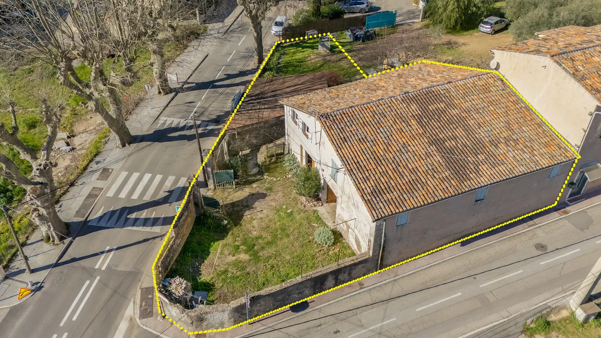 Terrain constructible de 545 m² avec remise et garage à Carnoules