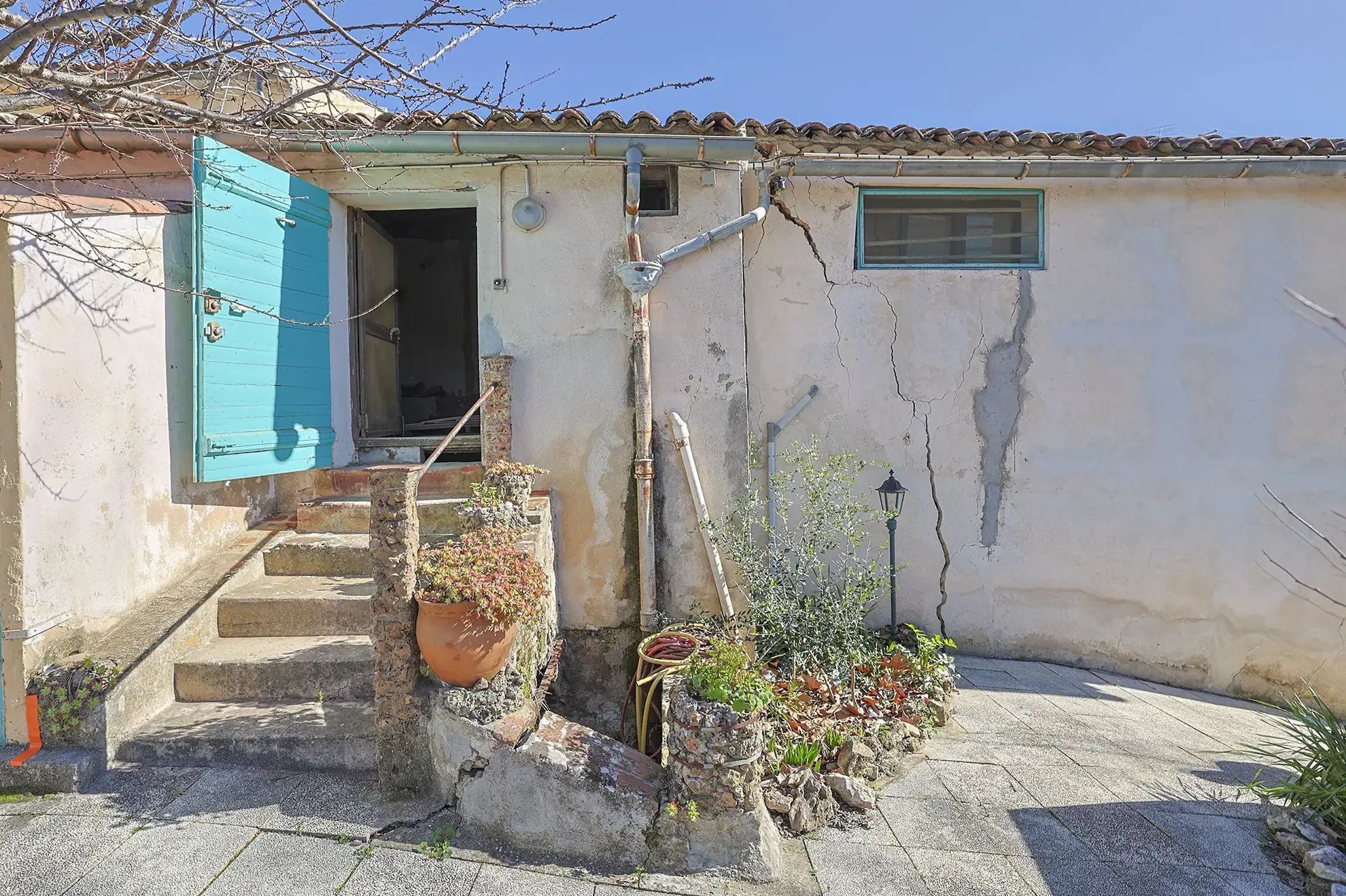 Terrain constructible de 545 m² avec remise et garage à Carnoules 