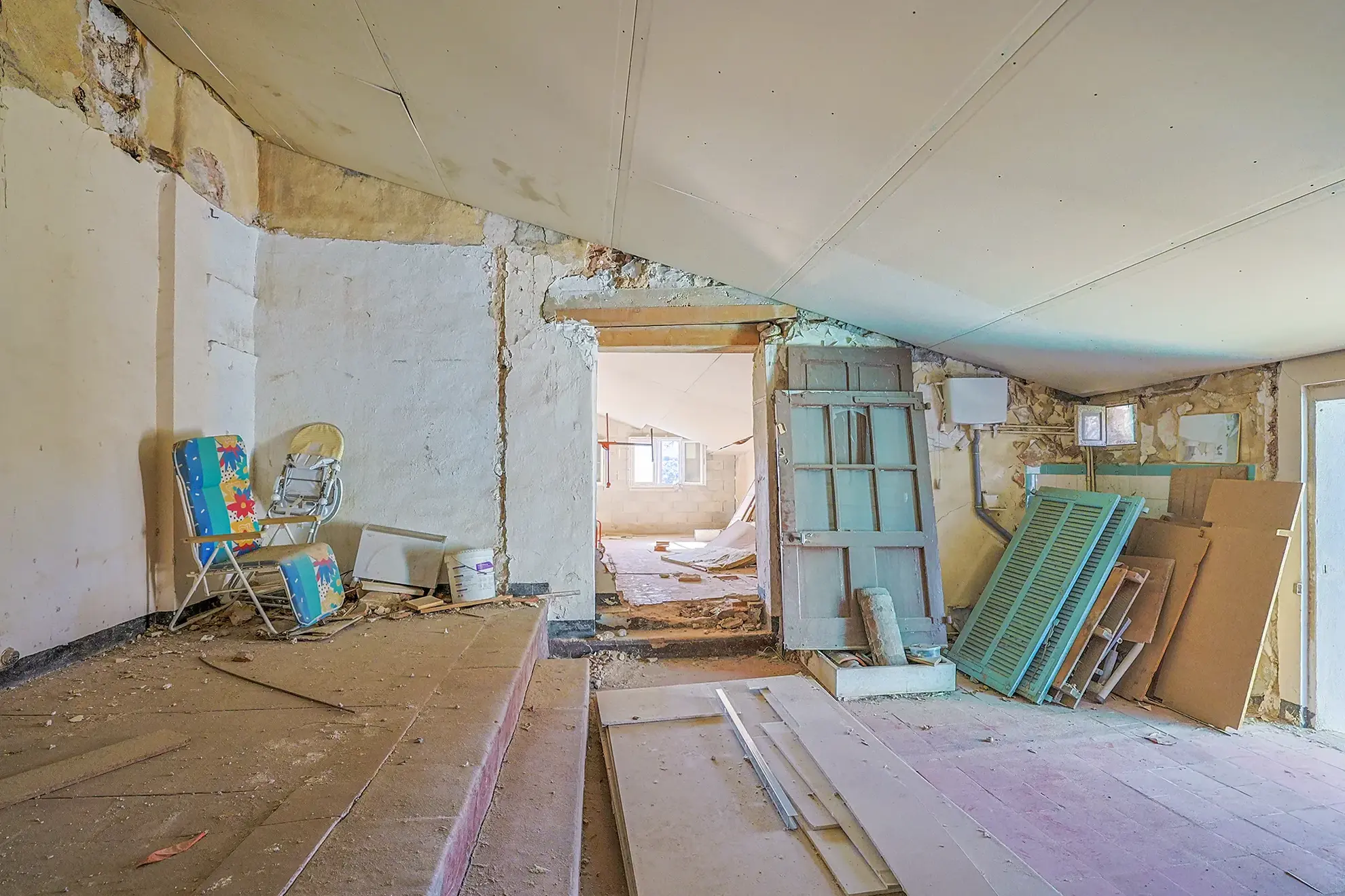Terrain constructible de 545 m² avec remise et garage à Carnoules 