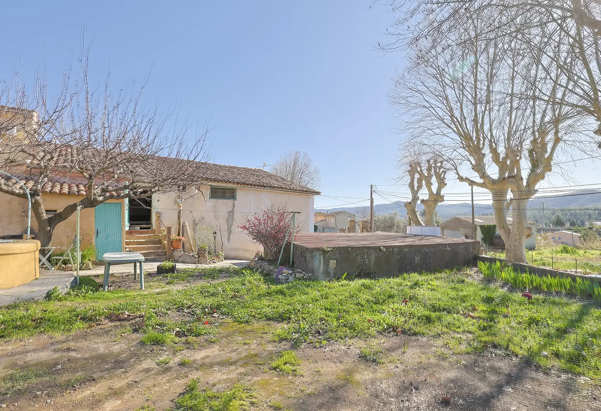 Terrain constructible de 545 m² avec remise et garage à Carnoules 