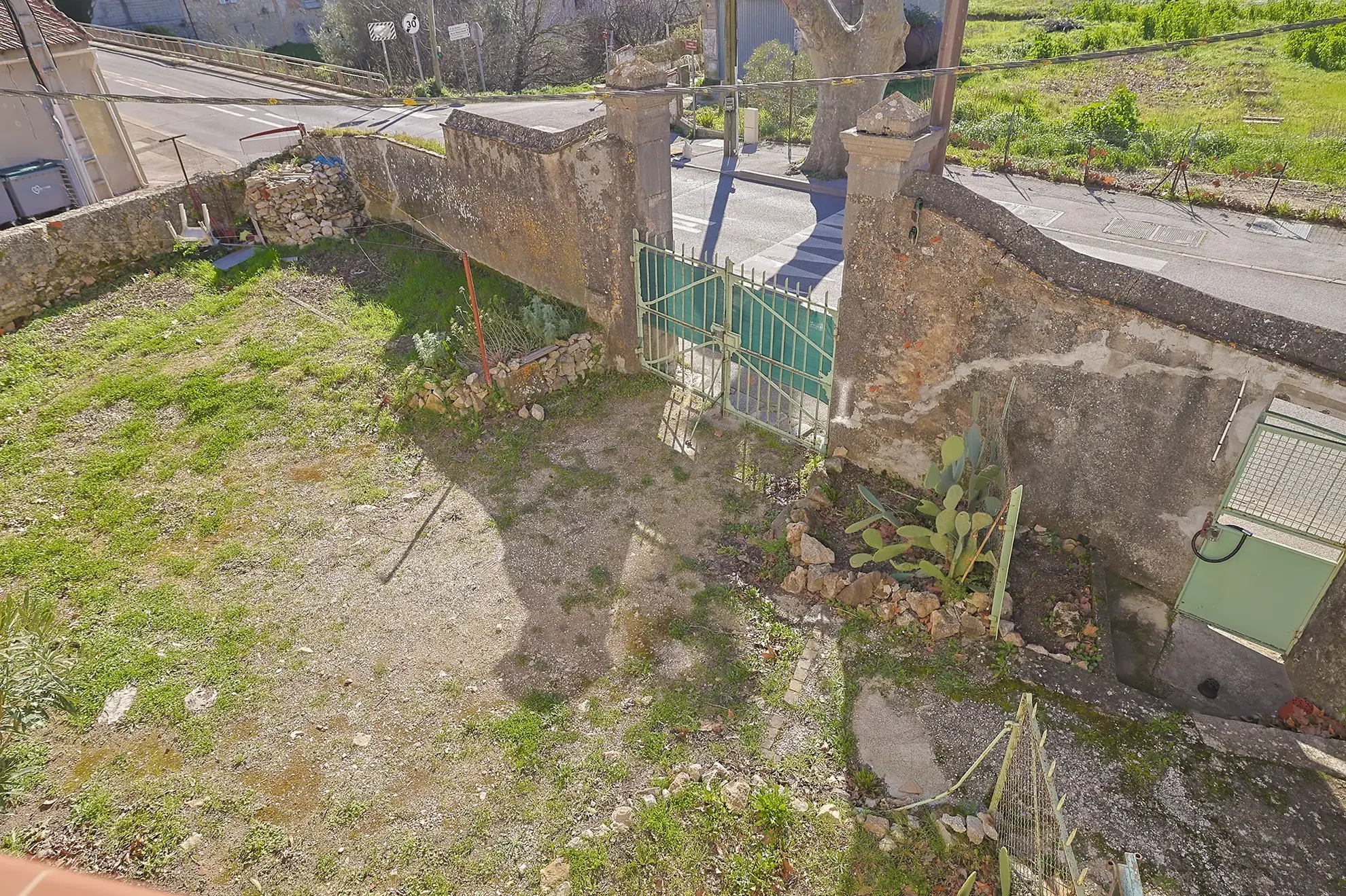 Terrain constructible de 545 m² avec remise et garage à Carnoules 