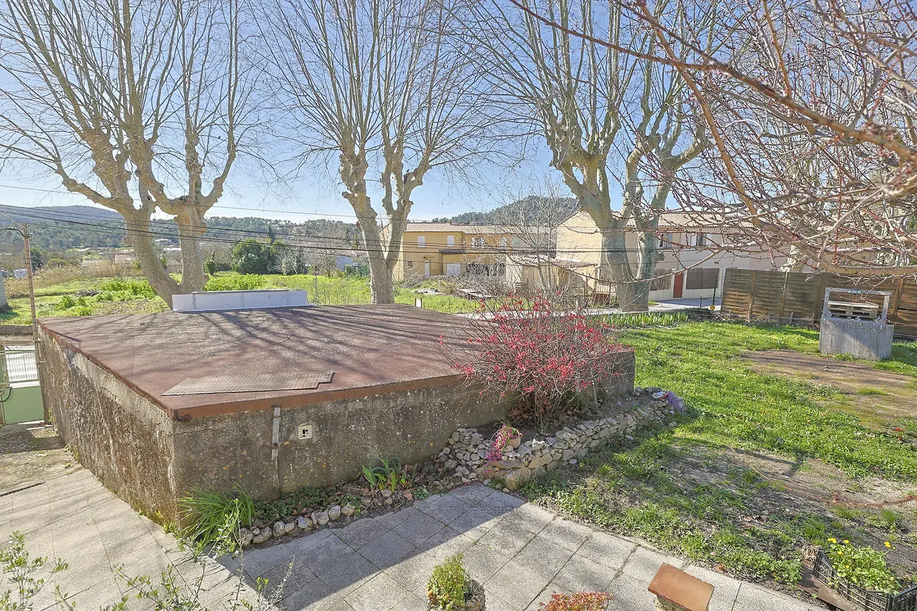 Terrain constructible de 545 m² avec remise et garage à Carnoules 