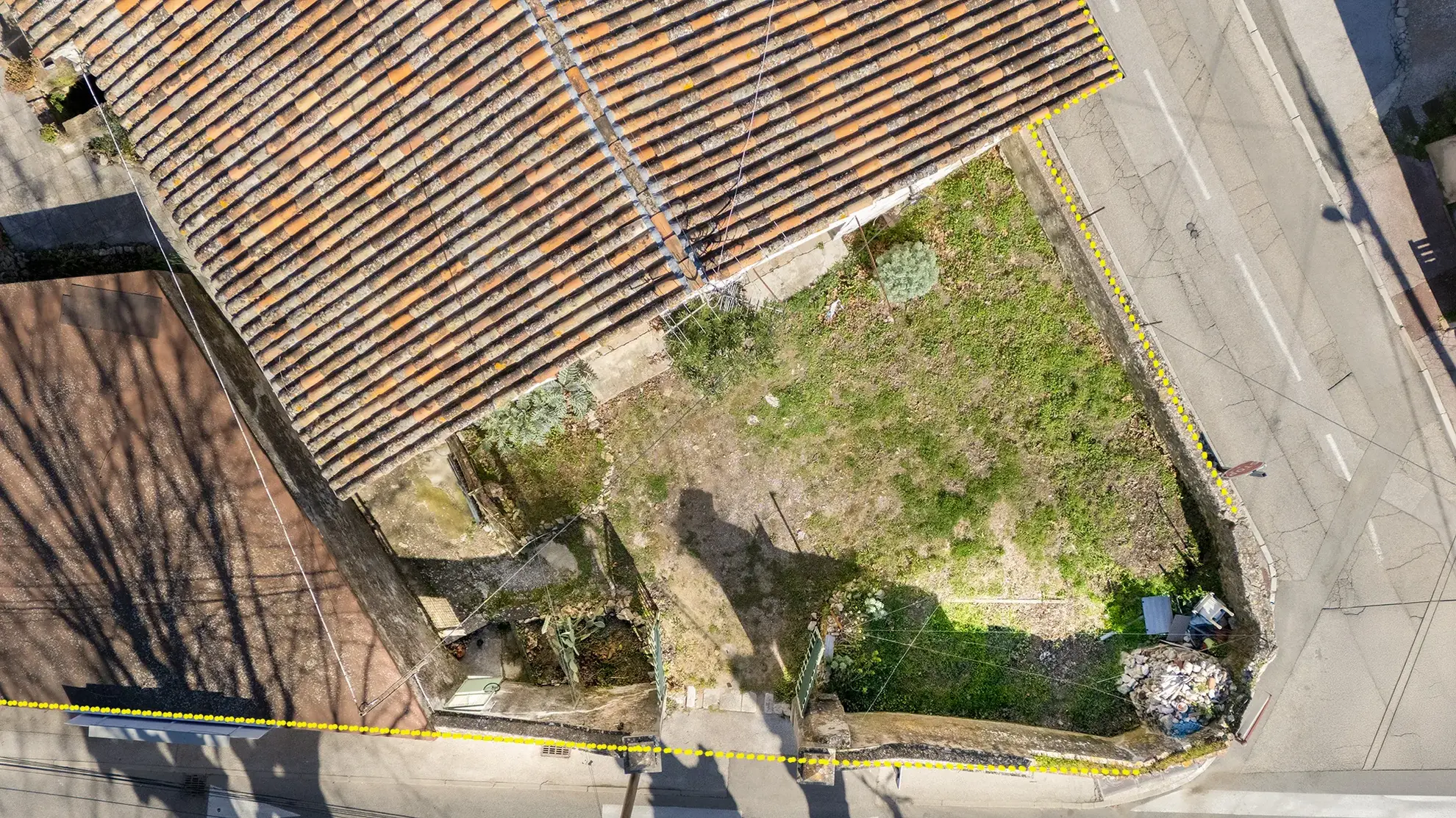 Terrain constructible de 545 m² avec remise et garage à Carnoules 