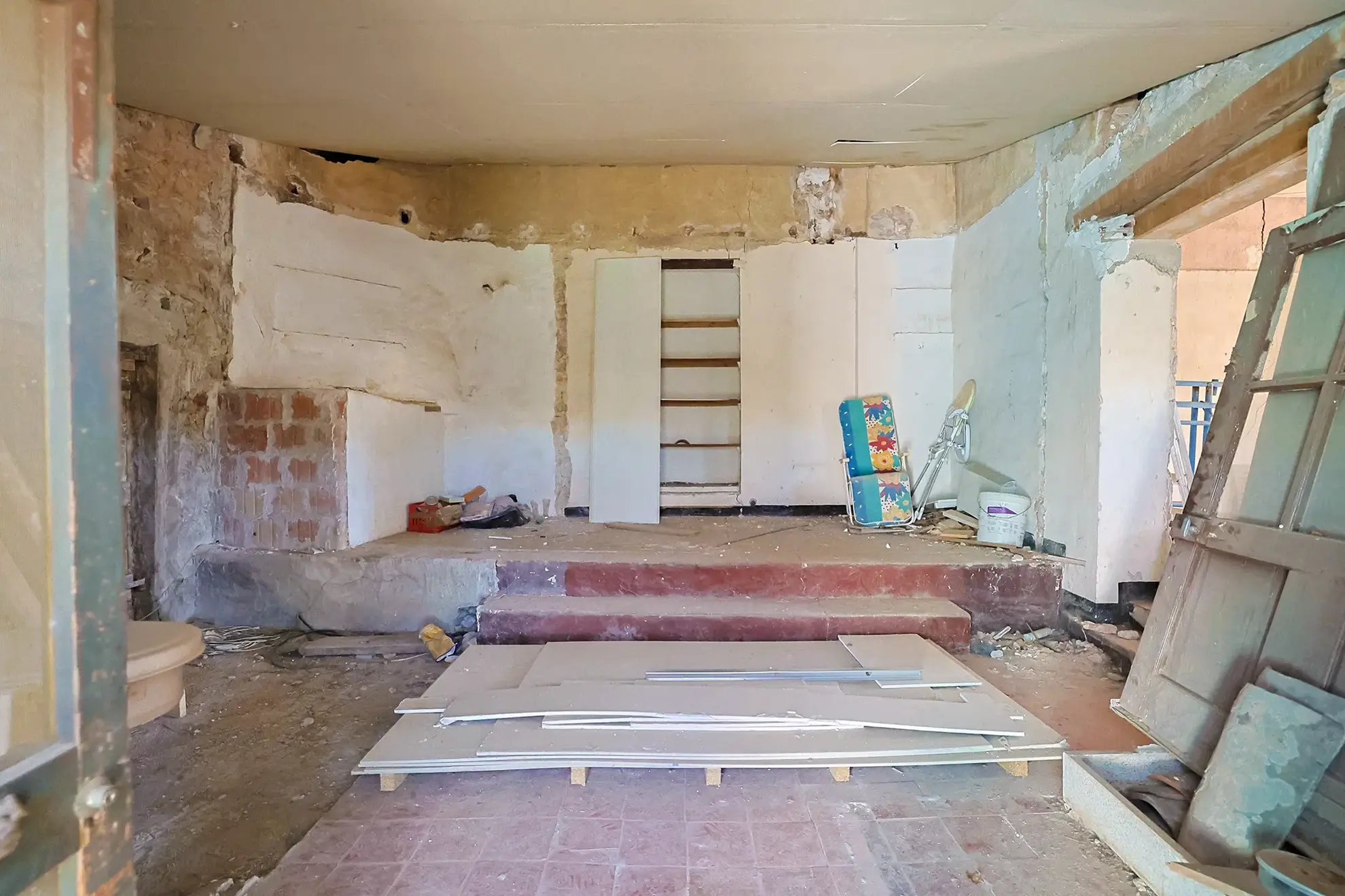 Terrain constructible de 545 m² avec remise et garage à Carnoules 