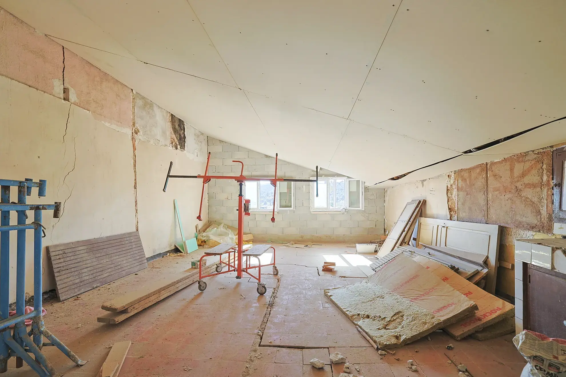 Terrain constructible de 545 m² avec remise et garage à Carnoules 