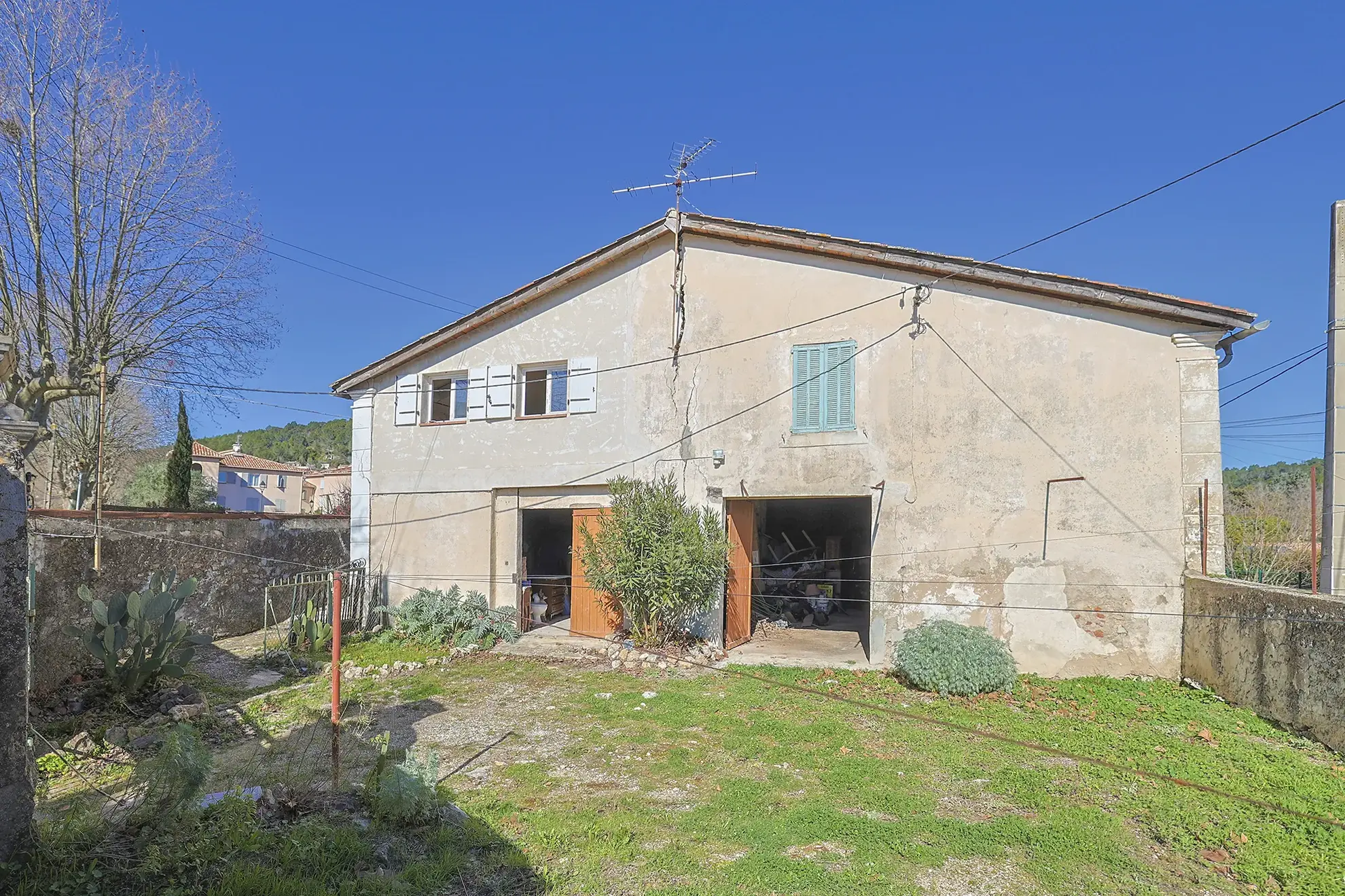 Terrain constructible de 545 m² avec remise et garage à Carnoules 