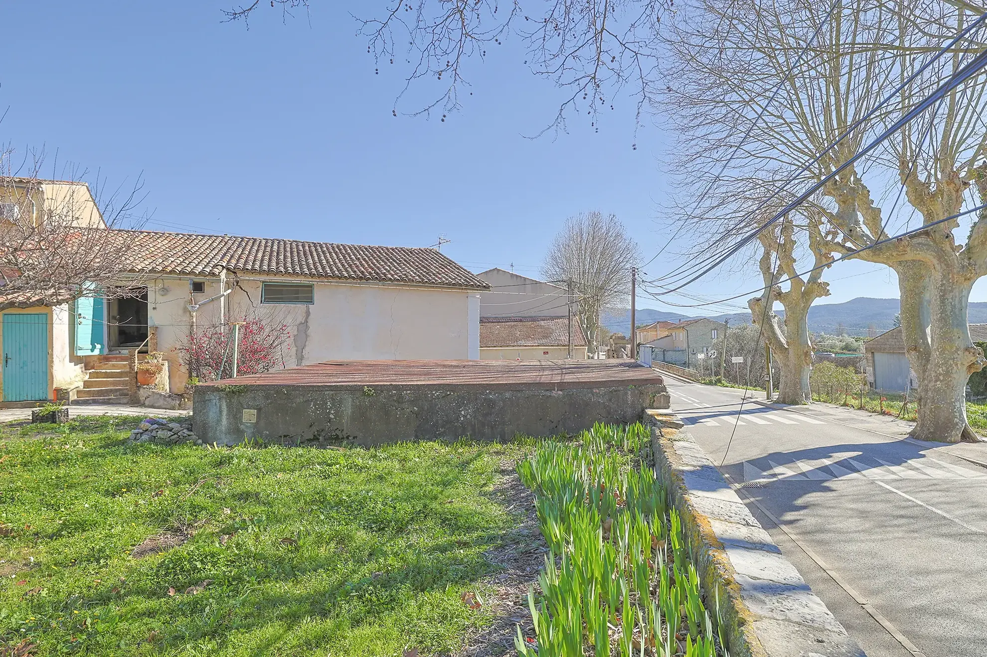 Terrain constructible de 545 m² avec remise et garage à Carnoules 