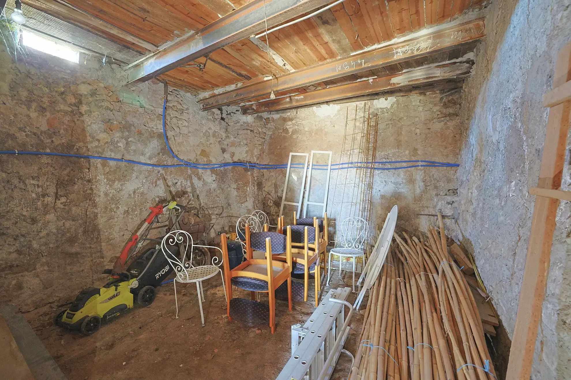 Terrain constructible de 545 m² avec remise et garage à Carnoules 