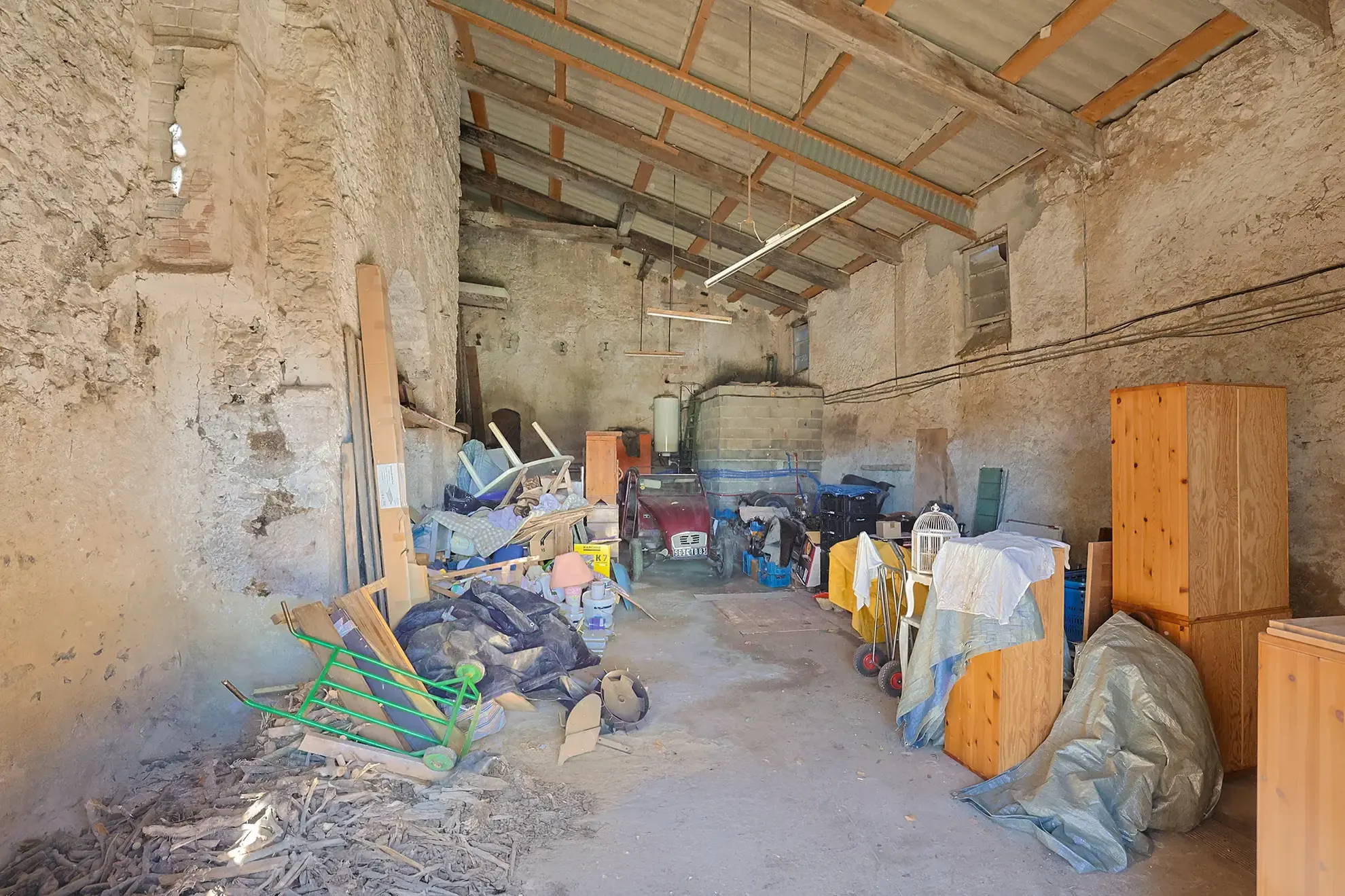 Terrain constructible de 545 m² avec remise et garage à Carnoules 