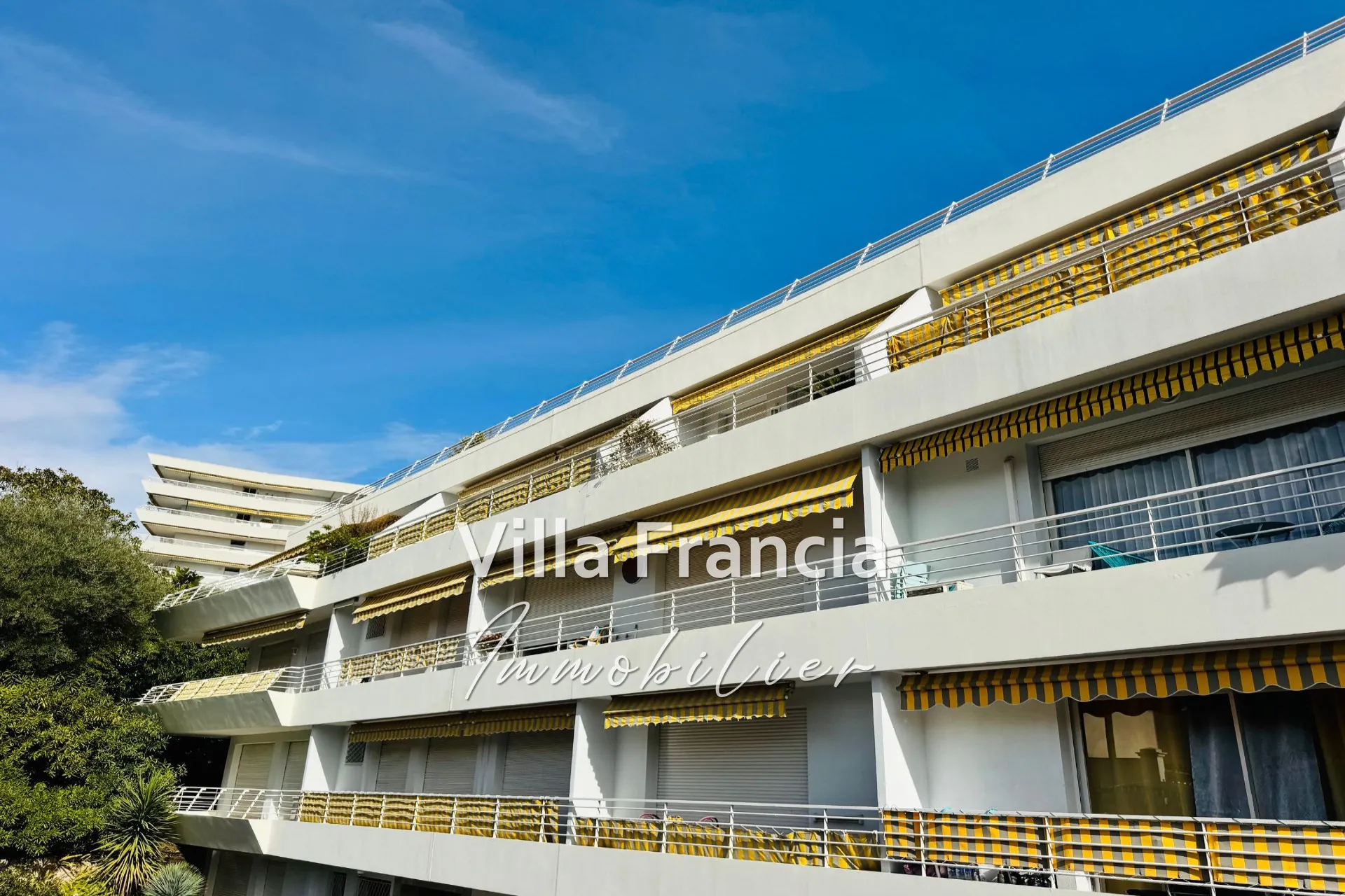 Vente studio avec terrasse ensoleillée dans résidence de luxe à Cannes-la-Bocca 