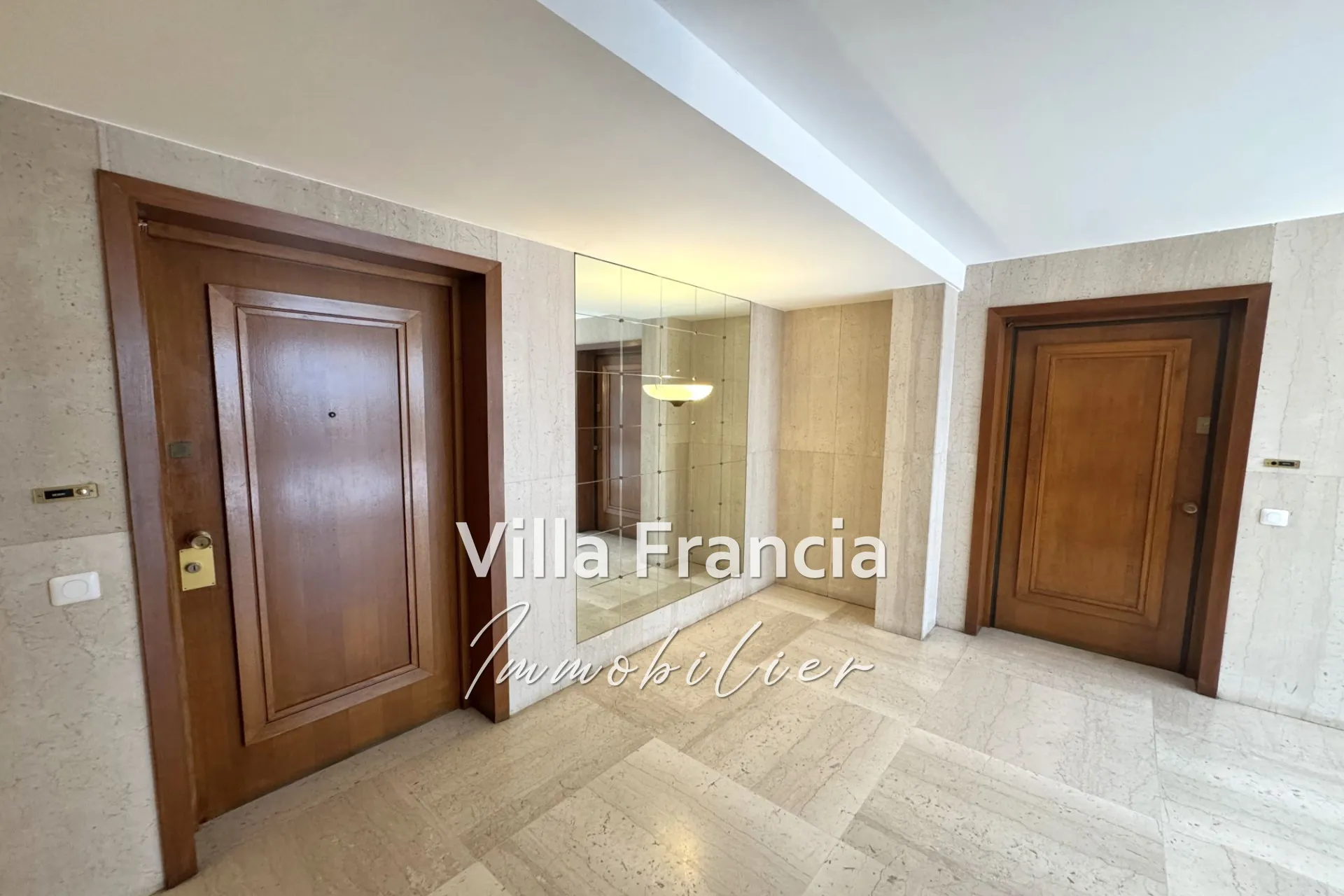 Vente studio avec terrasse ensoleillée dans résidence de luxe à Cannes-la-Bocca 