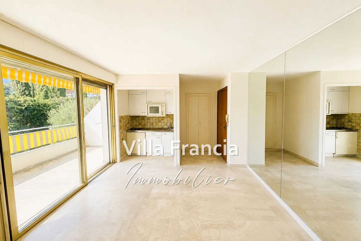 Vente studio avec terrasse ensoleillée dans résidence de luxe à Cannes-la-Bocca 
