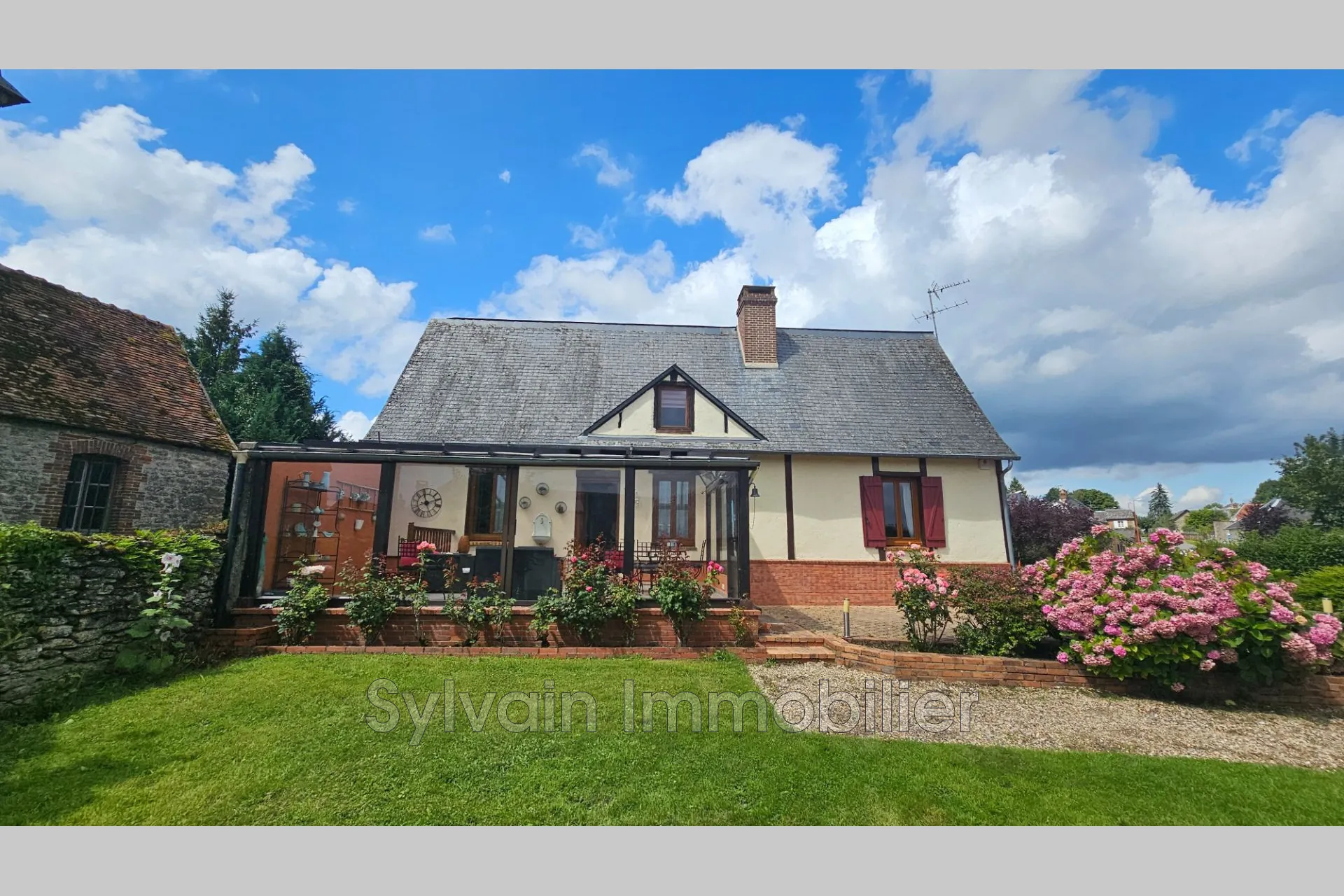 Maison de campagne à vendre à Gournay-en-Bray avec dépendance et terrain de 1000 m² 