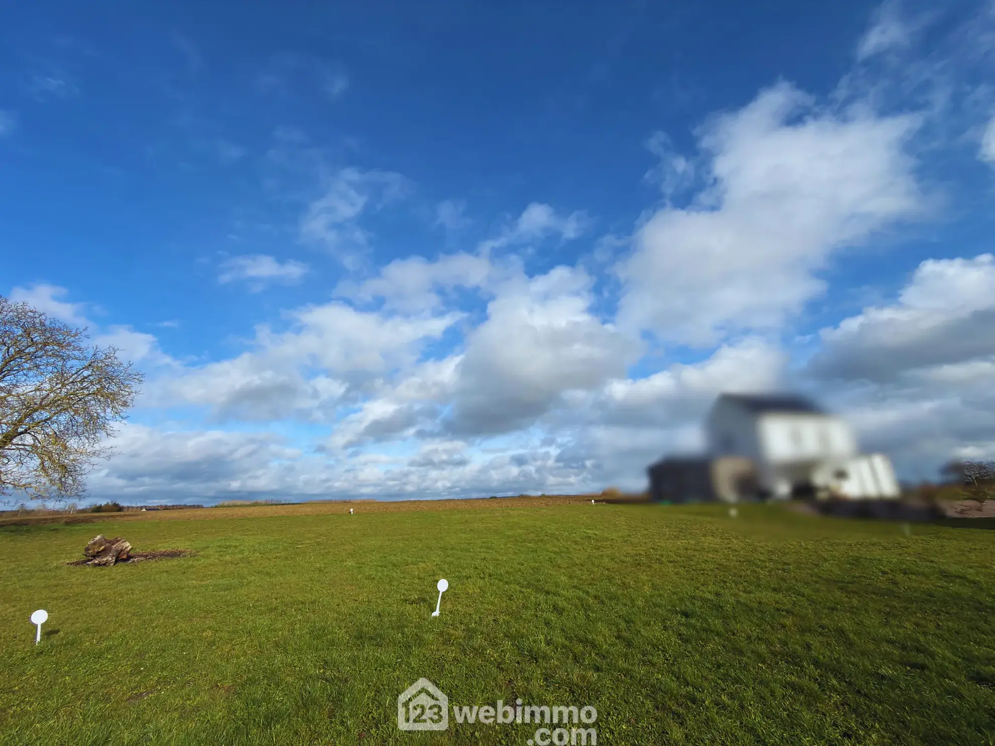 Terrain à bâtir de 804 m² à Beaufort-en-Vallée avec vue sur la campagne