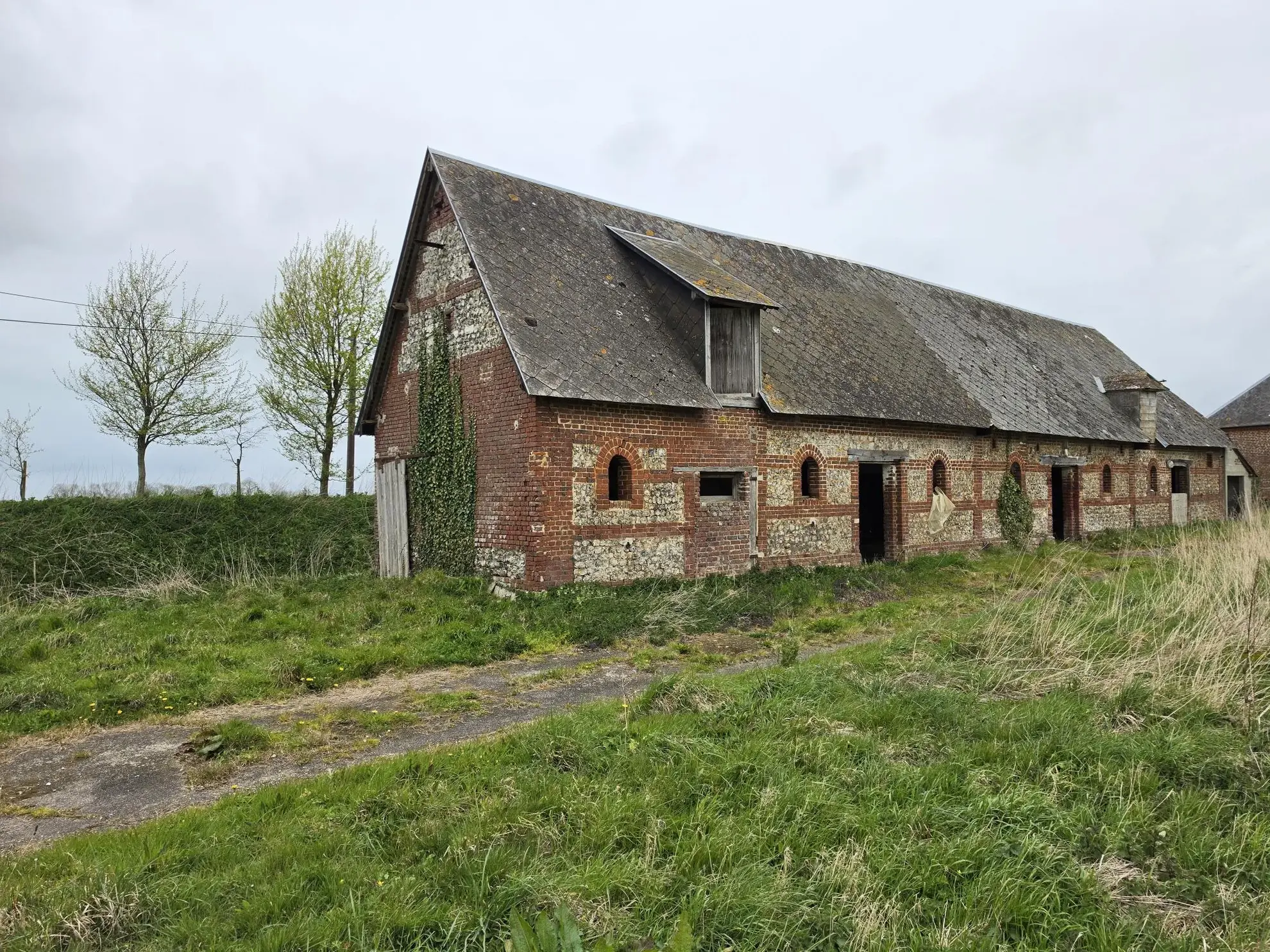 Bâtiment en briques et silex à Fécamp, 130 m² avec terrain de 1500 m², proche plages de Normandie