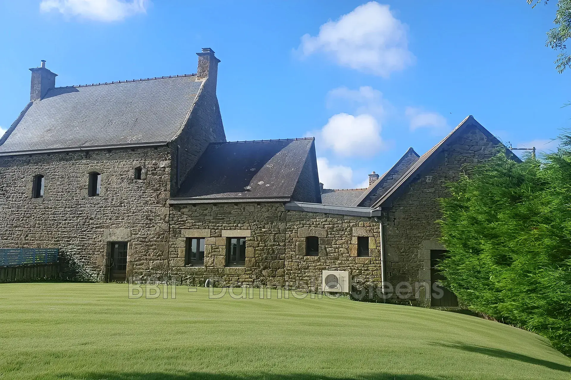 Magnifique maison en pierre du XVIIIe siècle à Quintin, centre Bretagne avec terrain et dépendances