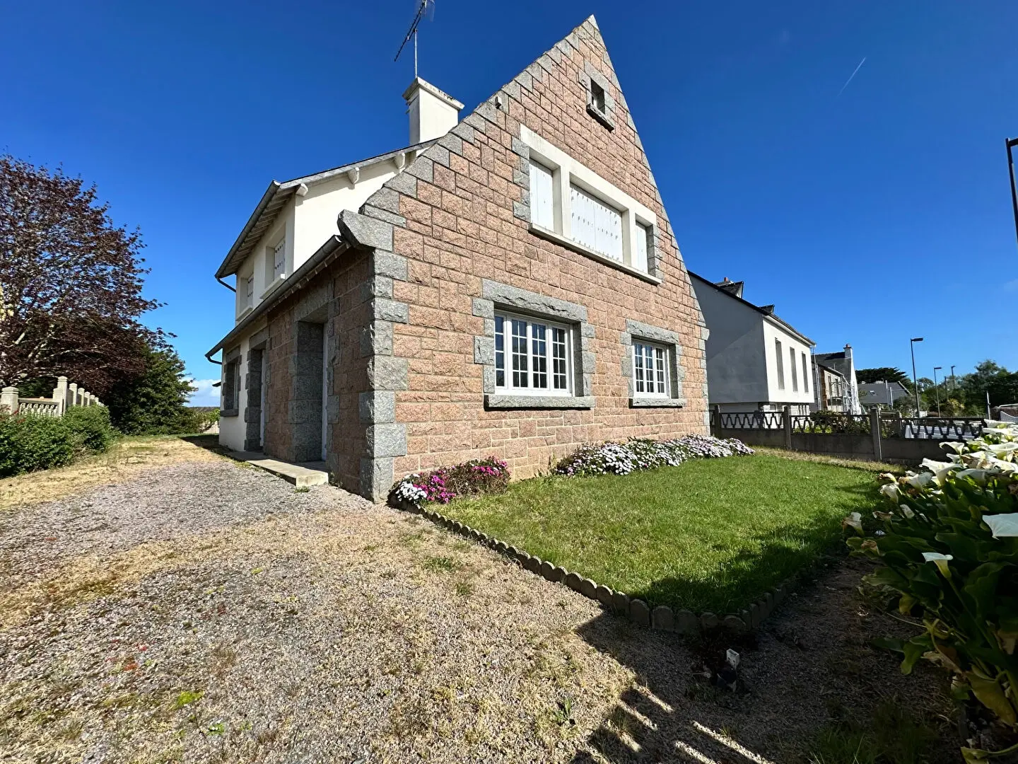 Maison traditionnelle à Hillion avec potentiel, 158 m², double garage et terrain de 600 m²