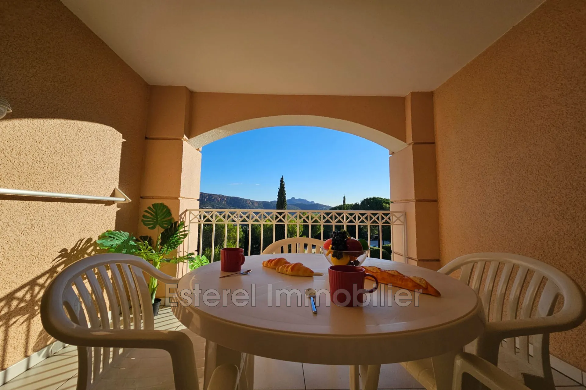 Studio climatisé avec terrasse et parking dans le domaine de Cap Estérel à Agay 